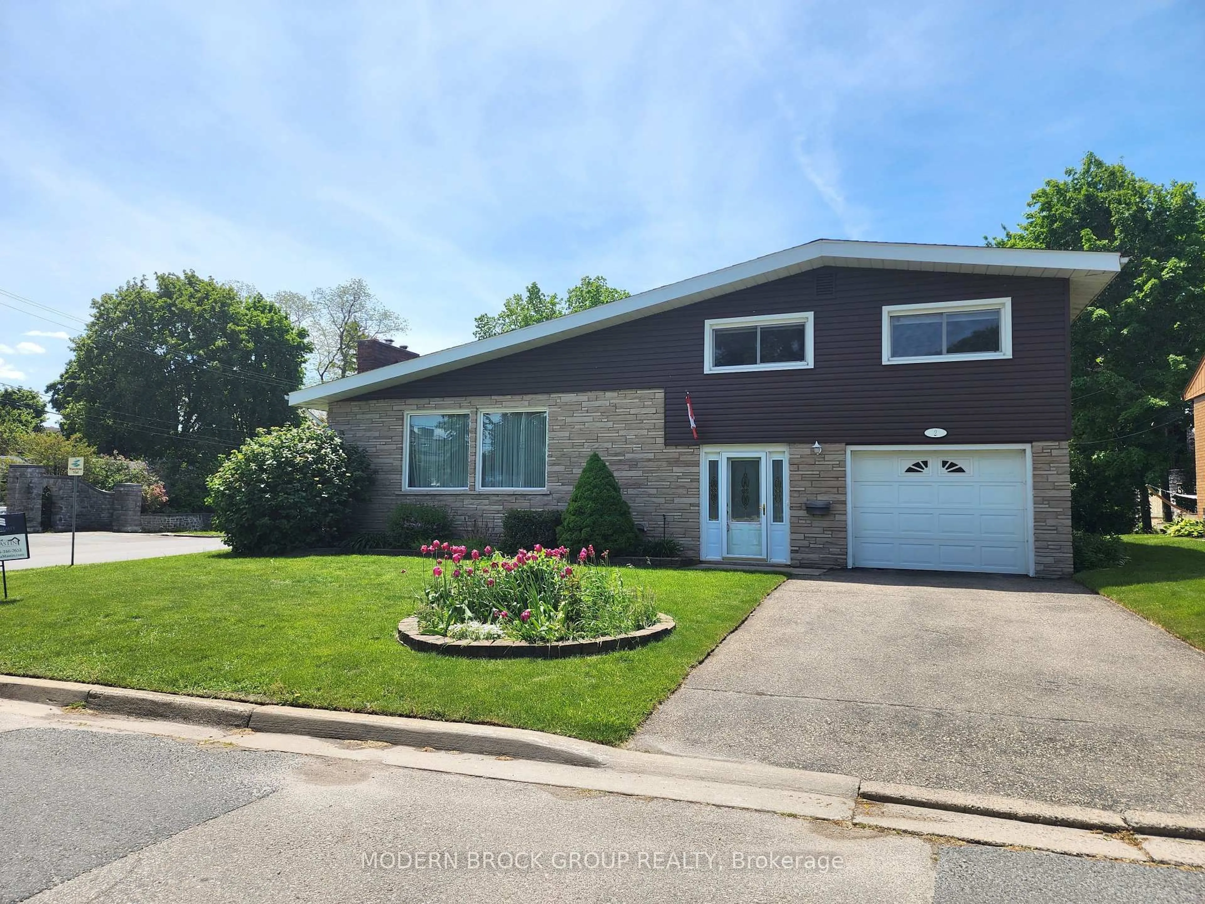 Home with vinyl exterior material, street for 2 Woodlawn Pl, Brockville Ontario K6V 2Z2