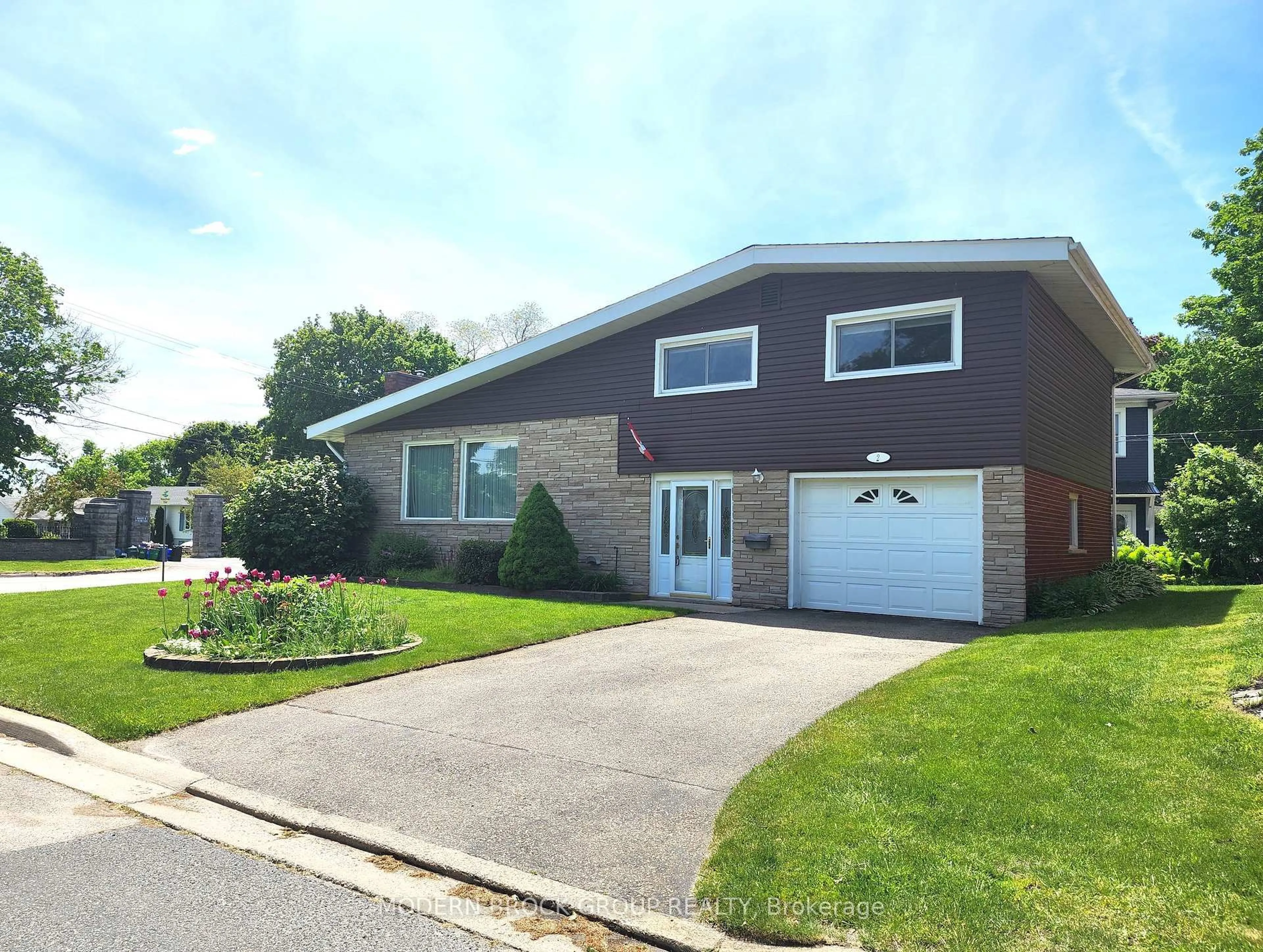 Home with vinyl exterior material, street for 2 Woodlawn Pl, Brockville Ontario K6V 2Z2