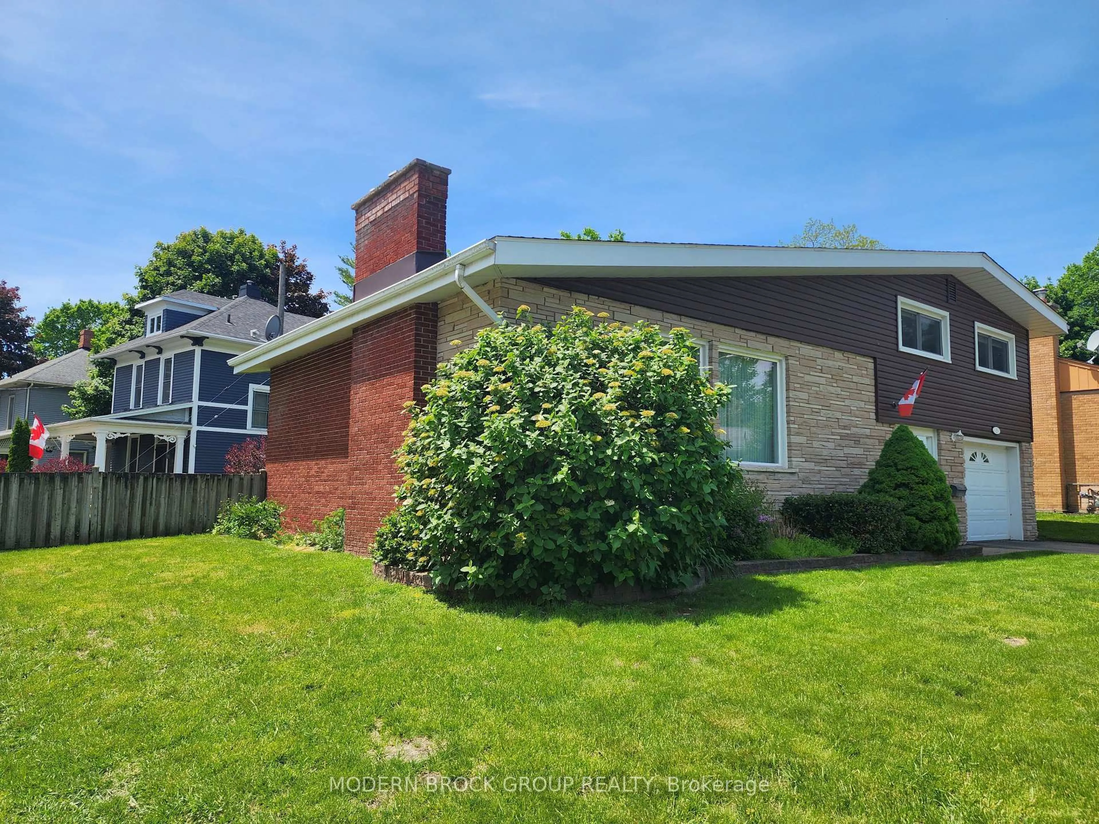 Home with brick exterior material, unknown for 2 Woodlawn Pl, Brockville Ontario K6V 2Z2