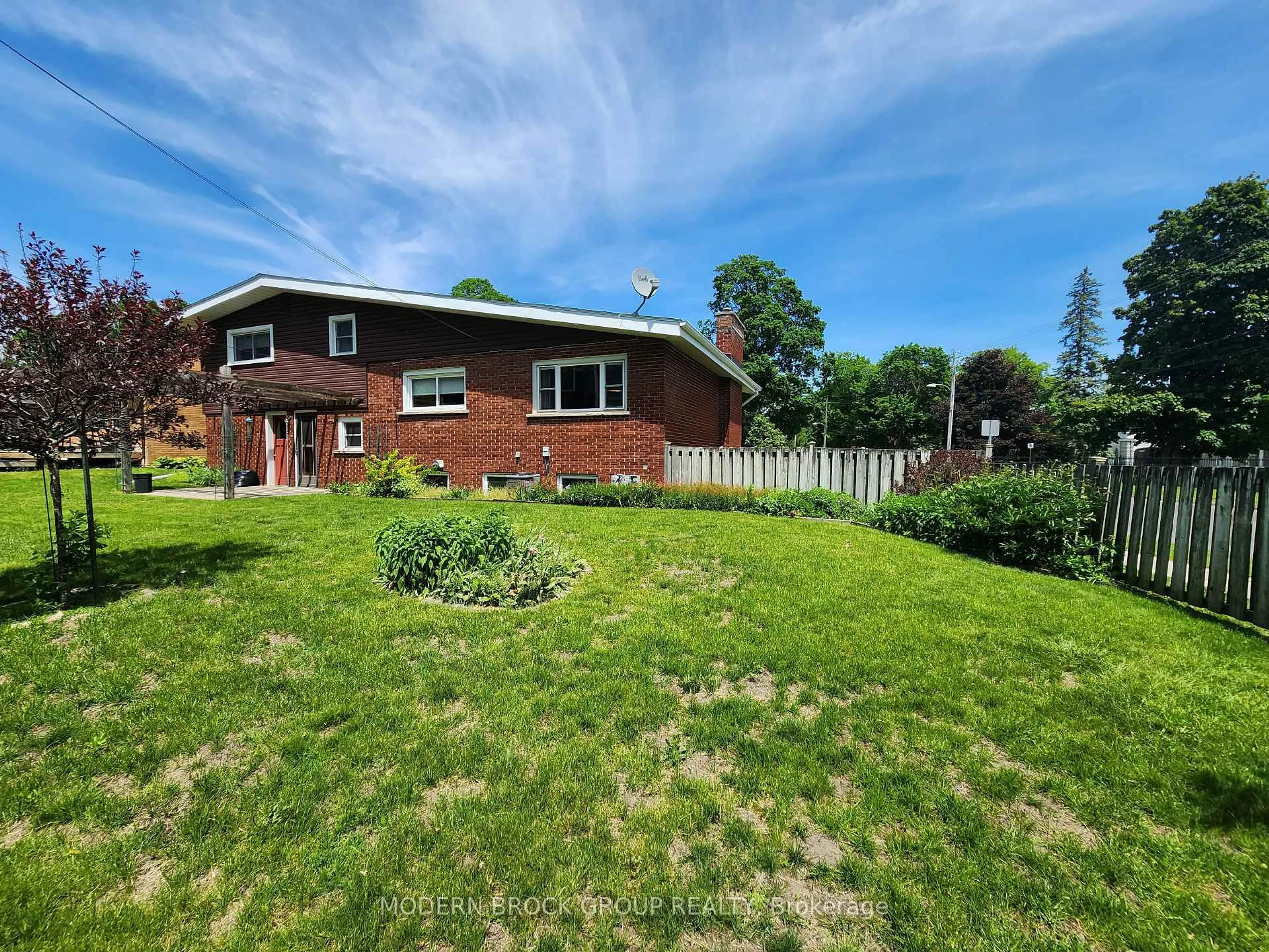 A pic from outside/outdoor area/front of a property/back of a property/a pic from drone, street for 2 Woodlawn Pl, Brockville Ontario K6V 2Z2