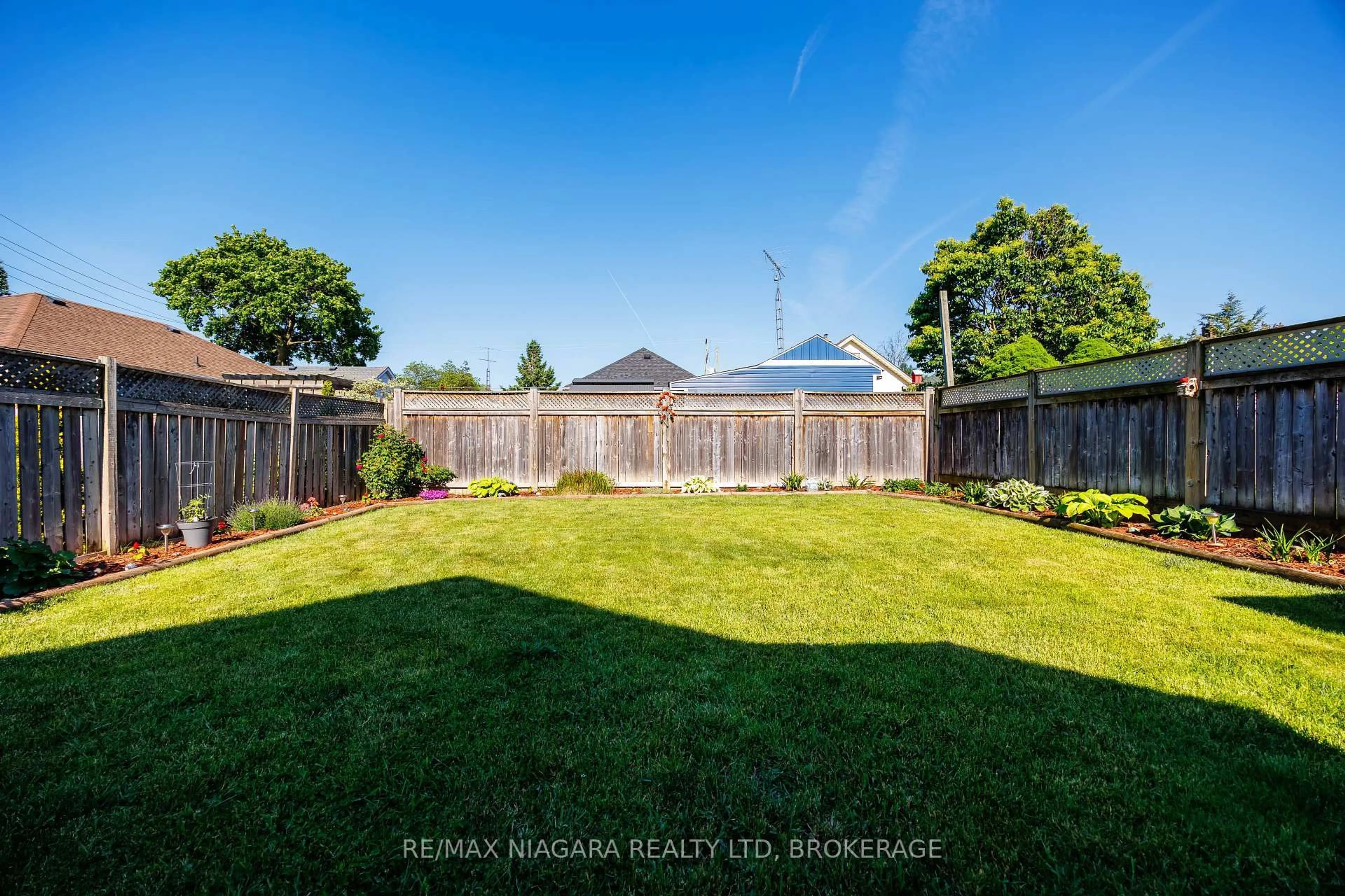 A pic from outside/outdoor area/front of a property/back of a property/a pic from drone, unknown for 58 Marquis St, St. Catharines Ontario L2R 4Y8