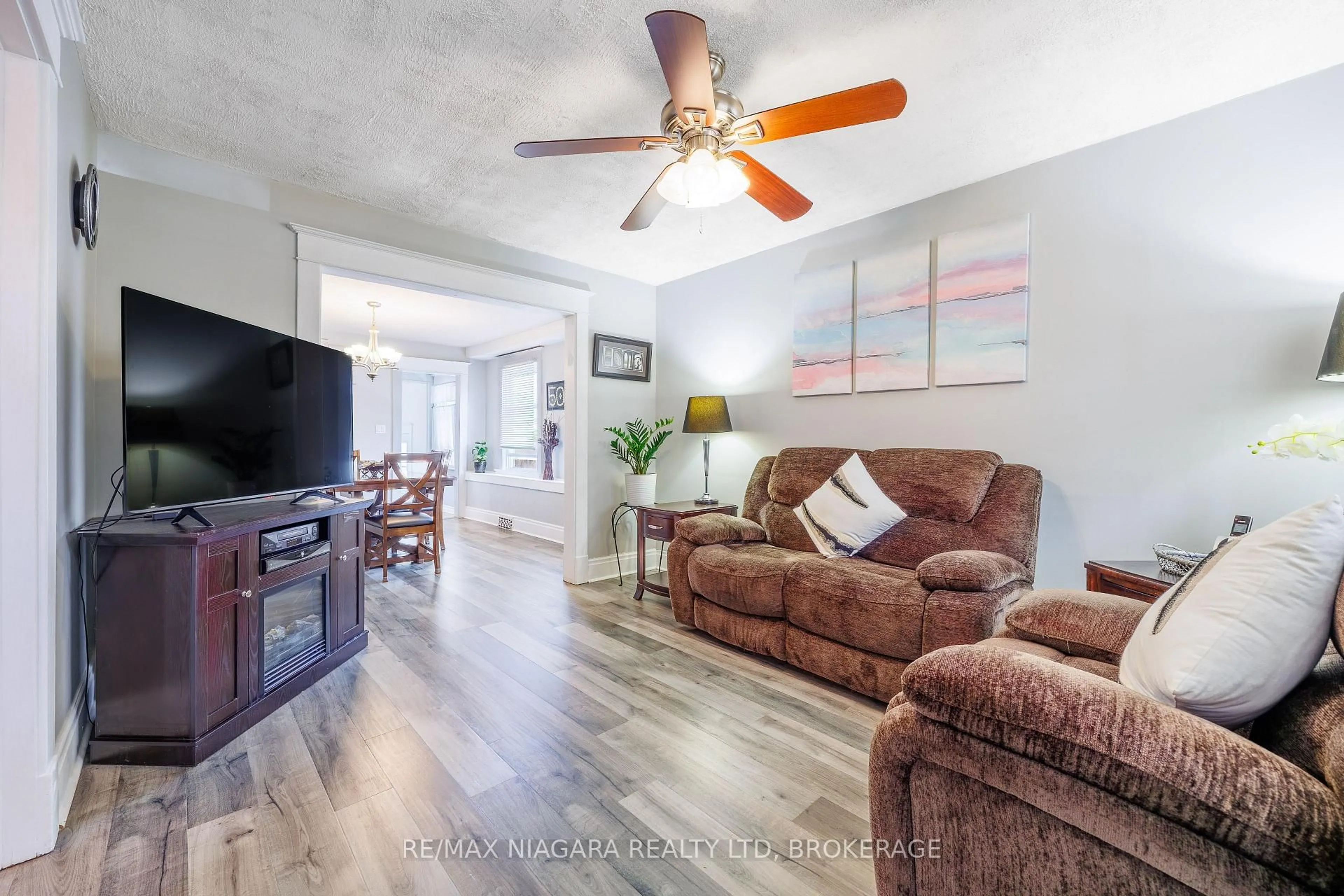 Living room with furniture, wood/laminate floor for 58 Marquis St, St. Catharines Ontario L2R 4Y8