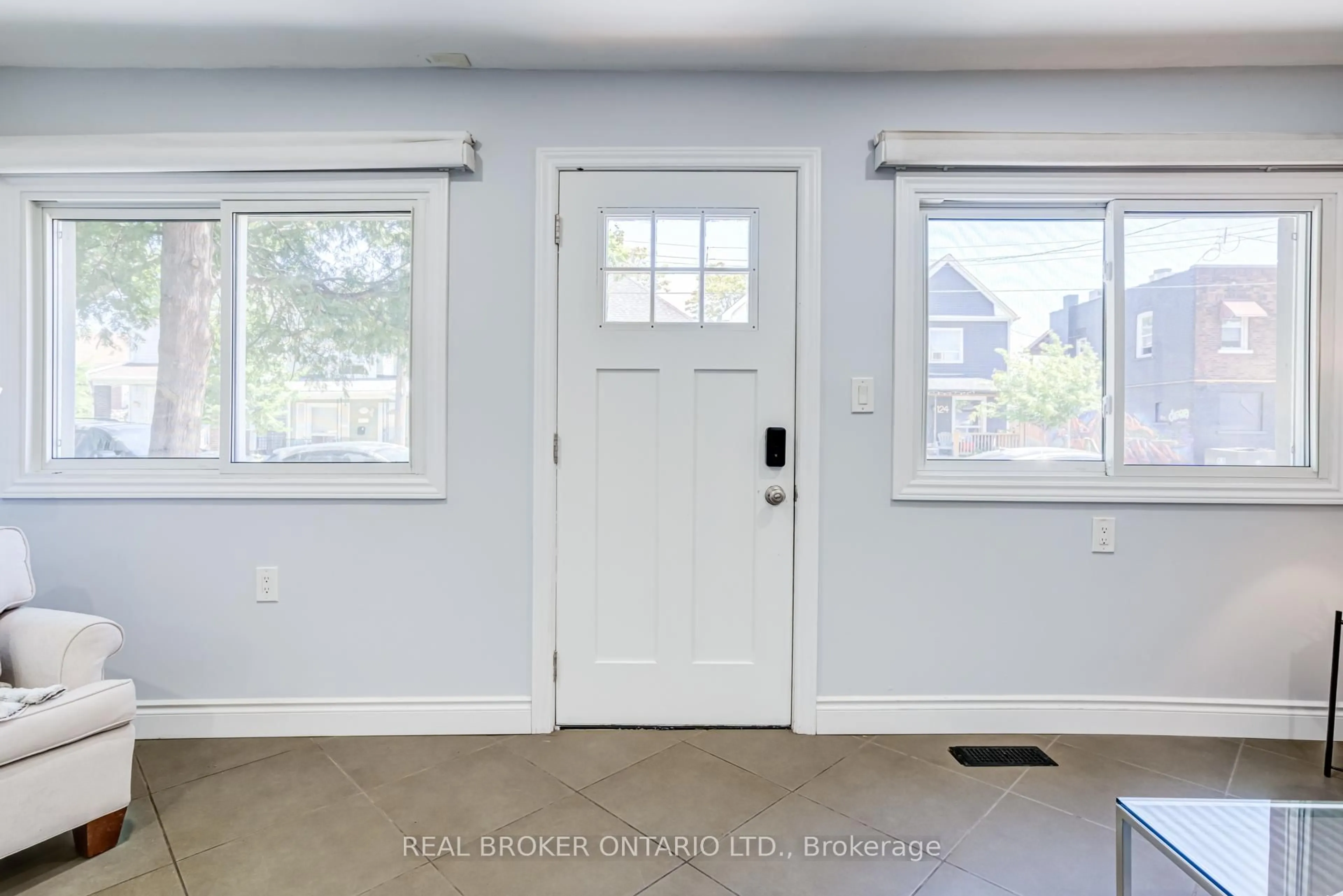 Indoor entryway for 127 Barnesdale Ave, Hamilton Ontario L8L 6S8