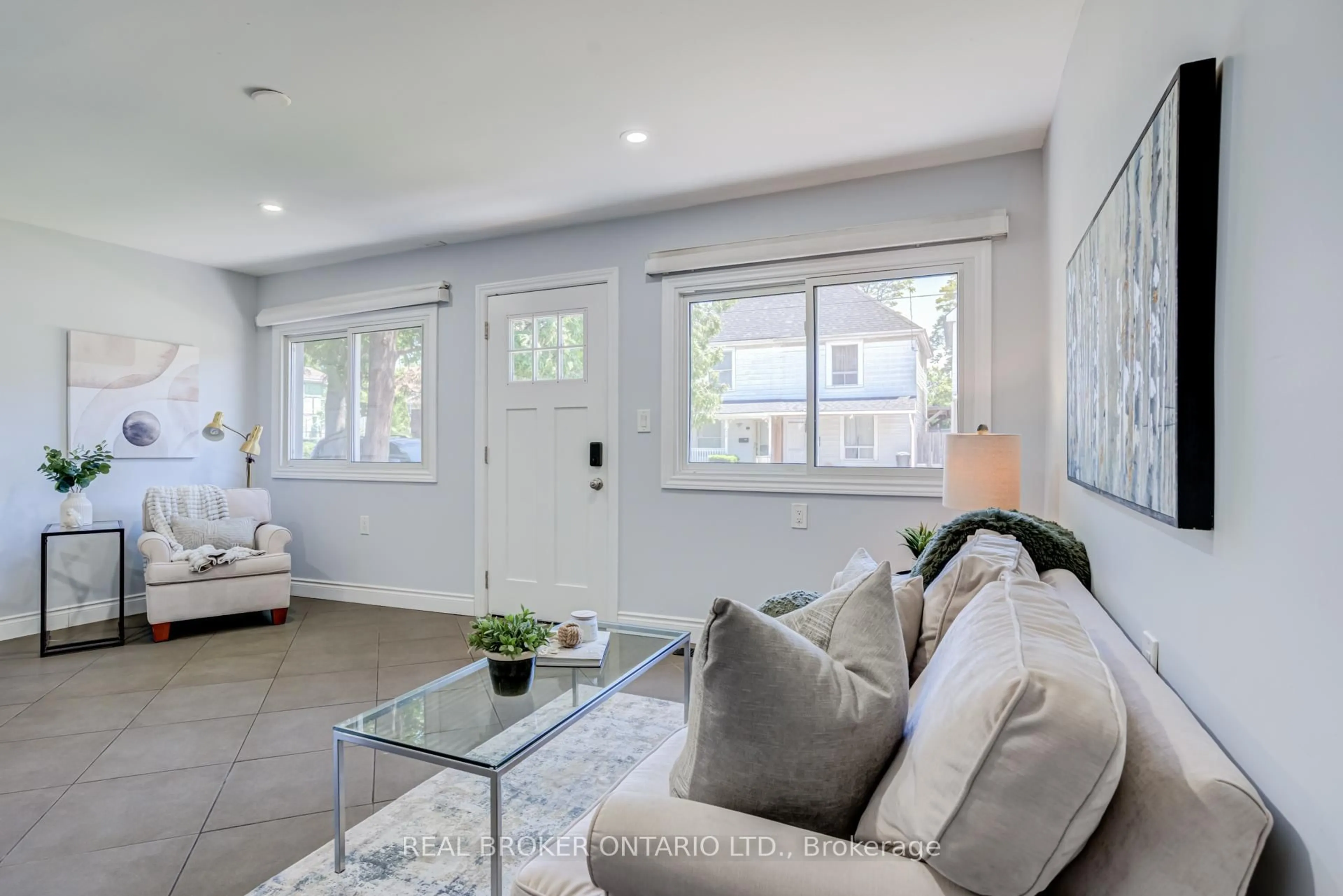 Living room with furniture, unknown for 127 Barnesdale Ave, Hamilton Ontario L8L 6S8
