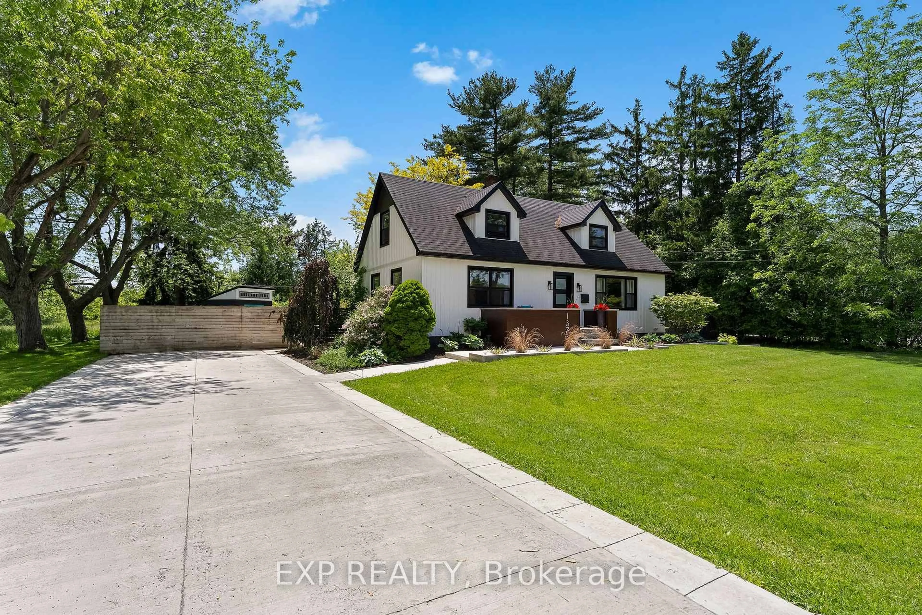 A pic from outside/outdoor area/front of a property/back of a property/a pic from drone, street for 1373 Orchard Ave, Fort Erie Ontario L2A 3E5