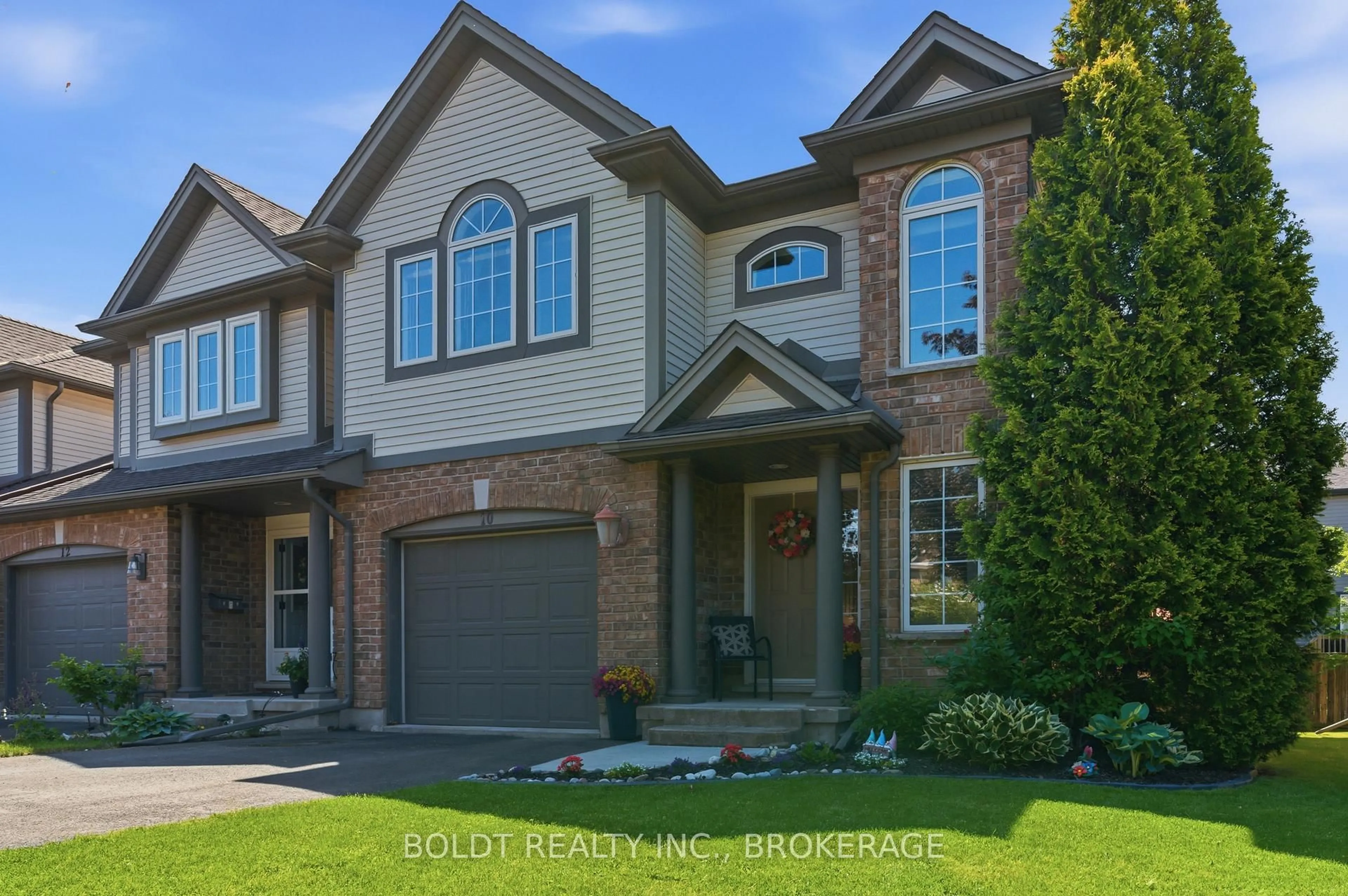 Home with brick exterior material, street for 10 Flynn Crt, St. Catharines Ontario L2R 6P9