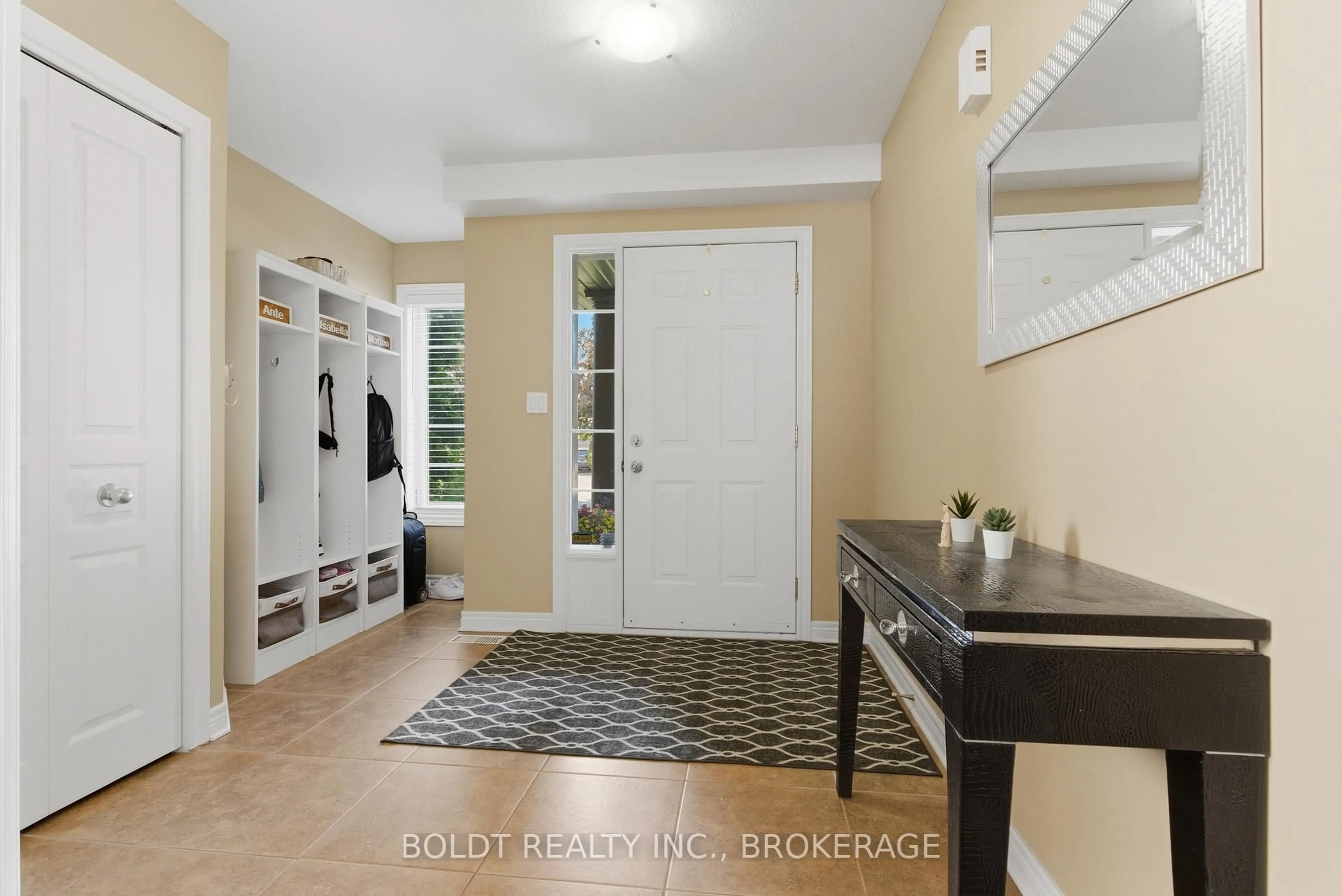 Indoor entryway for 10 Flynn Crt, St. Catharines Ontario L2R 6P9