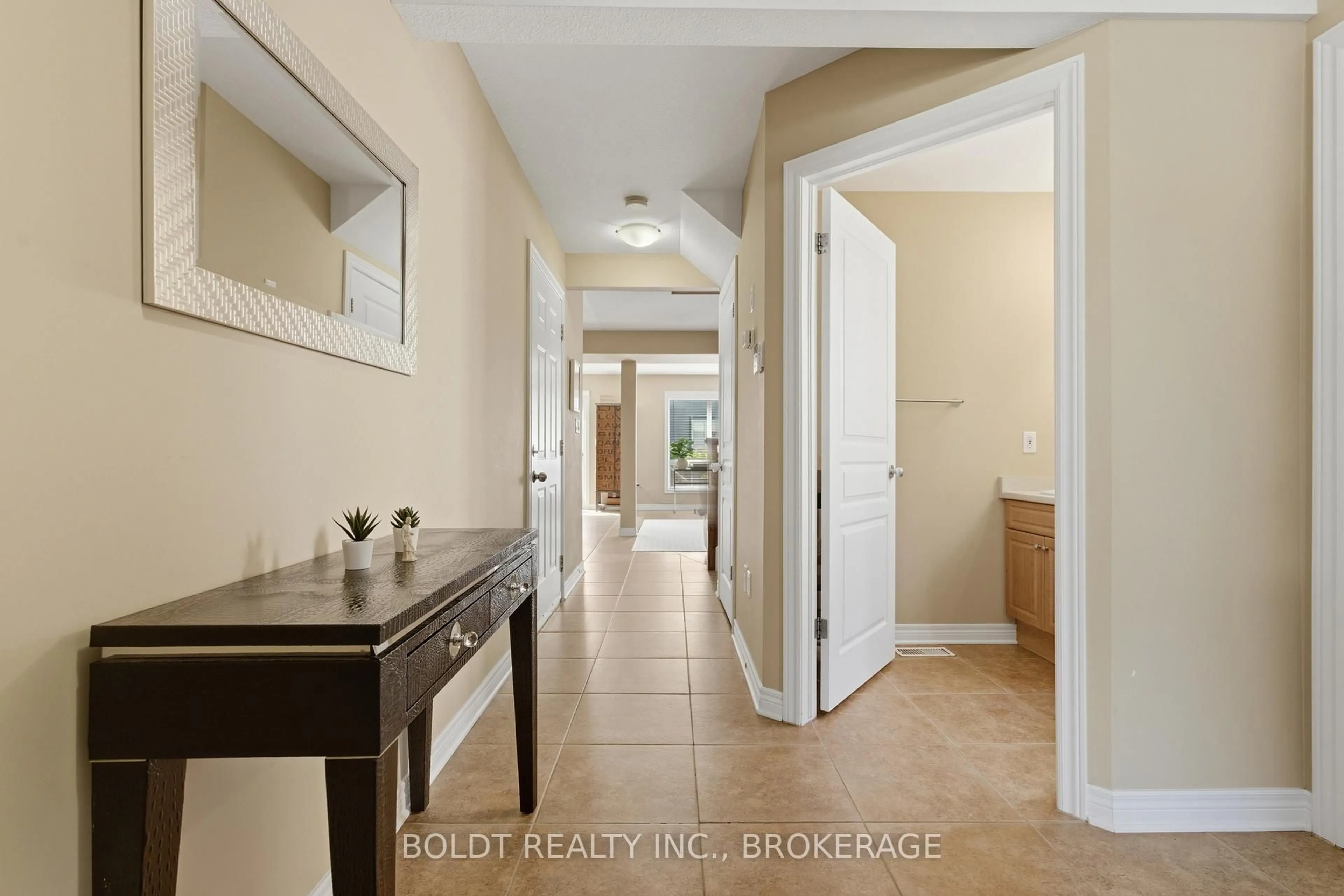 Indoor entryway for 10 Flynn Crt, St. Catharines Ontario L2R 6P9