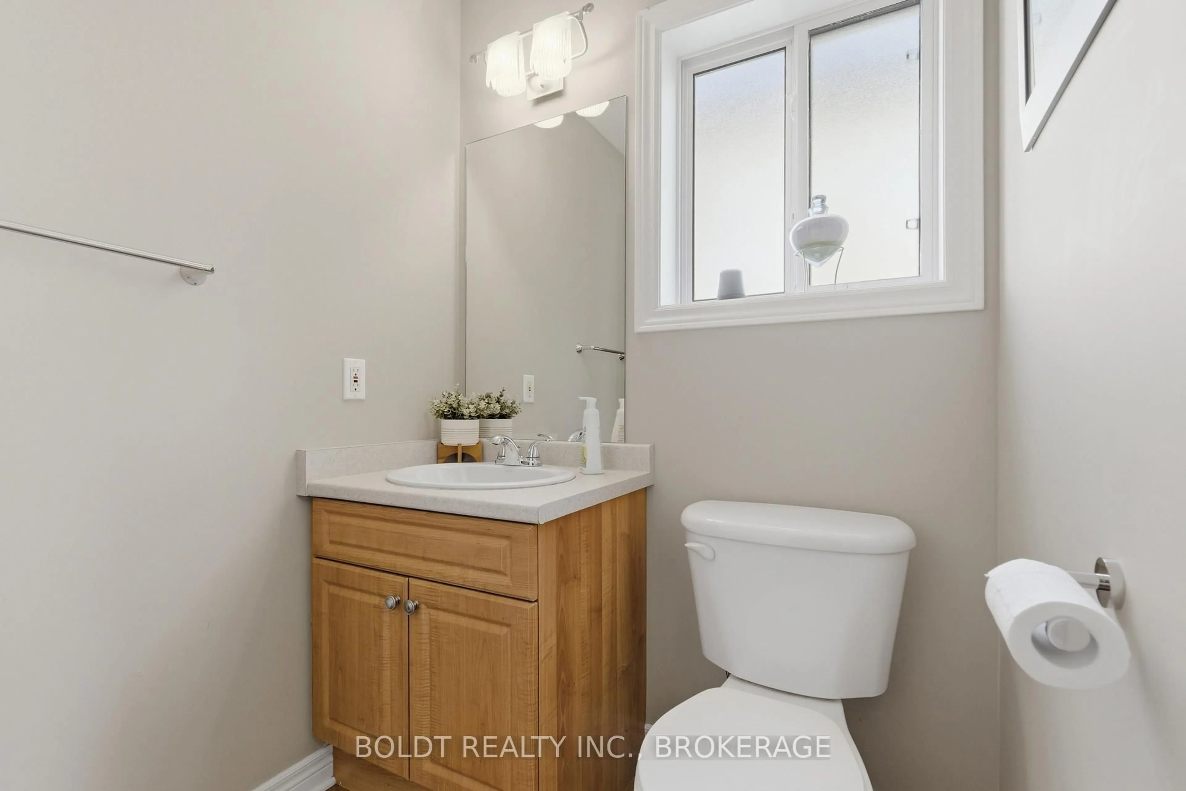 Standard bathroom, ceramic/tile floor for 10 Flynn Crt, St. Catharines Ontario L2R 6P9