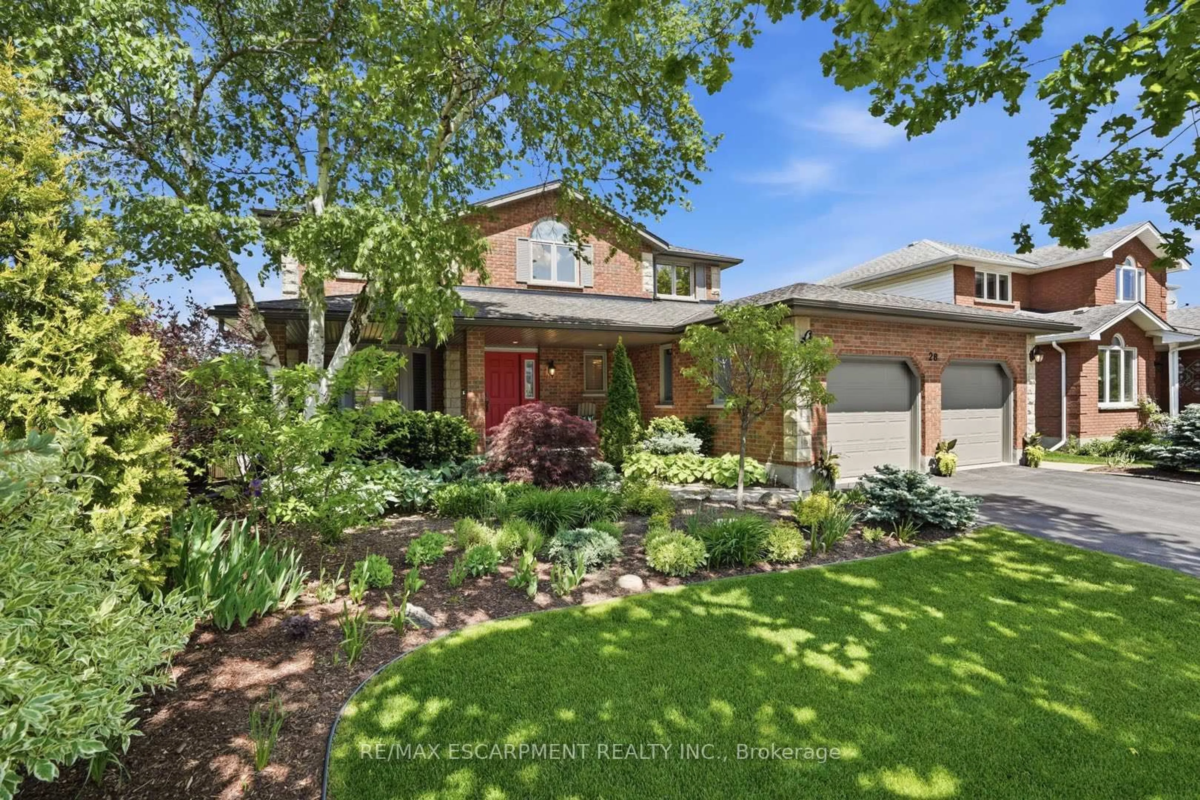 A pic from outside/outdoor area/front of a property/back of a property/a pic from drone, street for 28 BATHGATE Dr, Guelph Ontario N1L 1A8