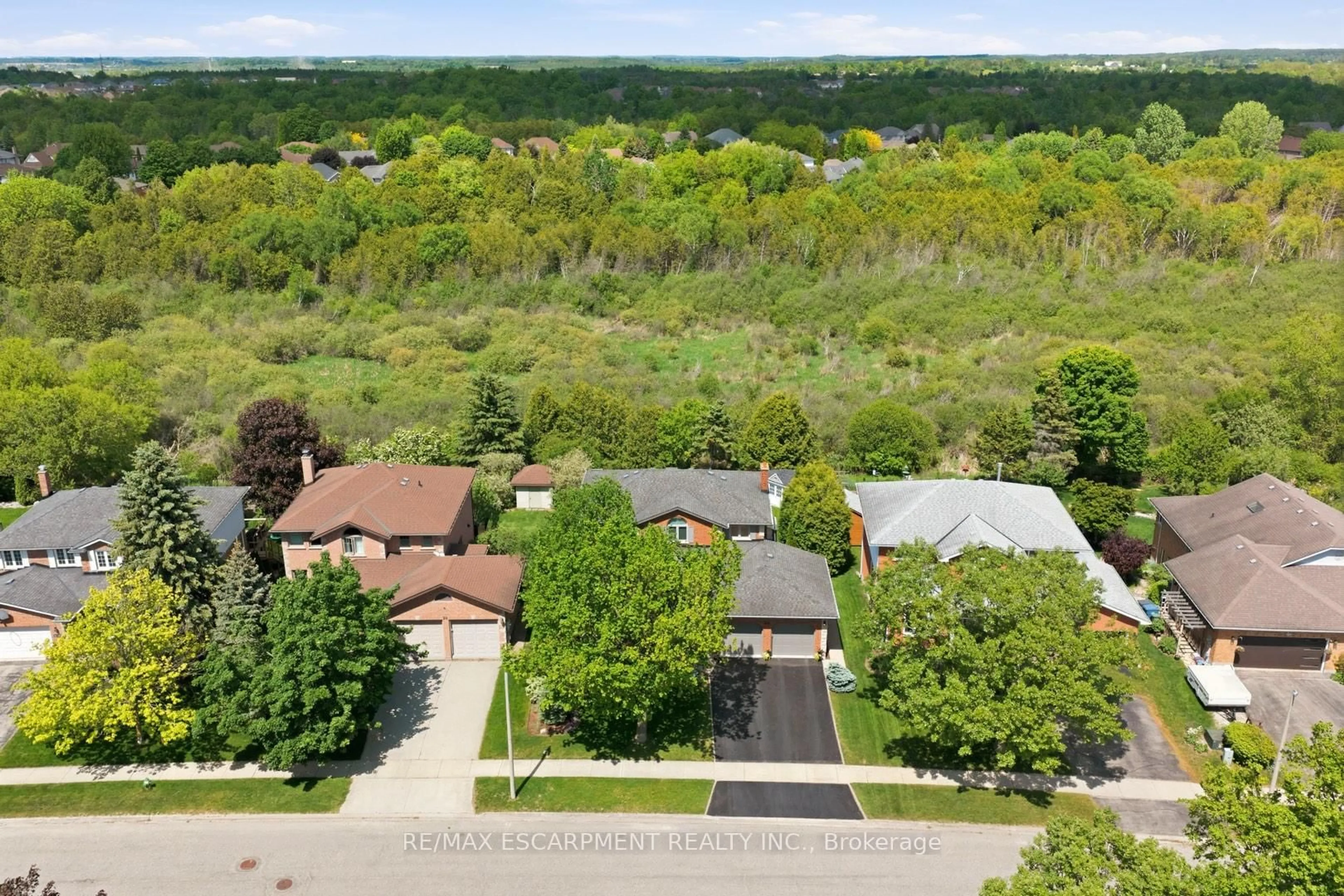 A pic from outside/outdoor area/front of a property/back of a property/a pic from drone, street for 28 BATHGATE Dr, Guelph Ontario N1L 1A8