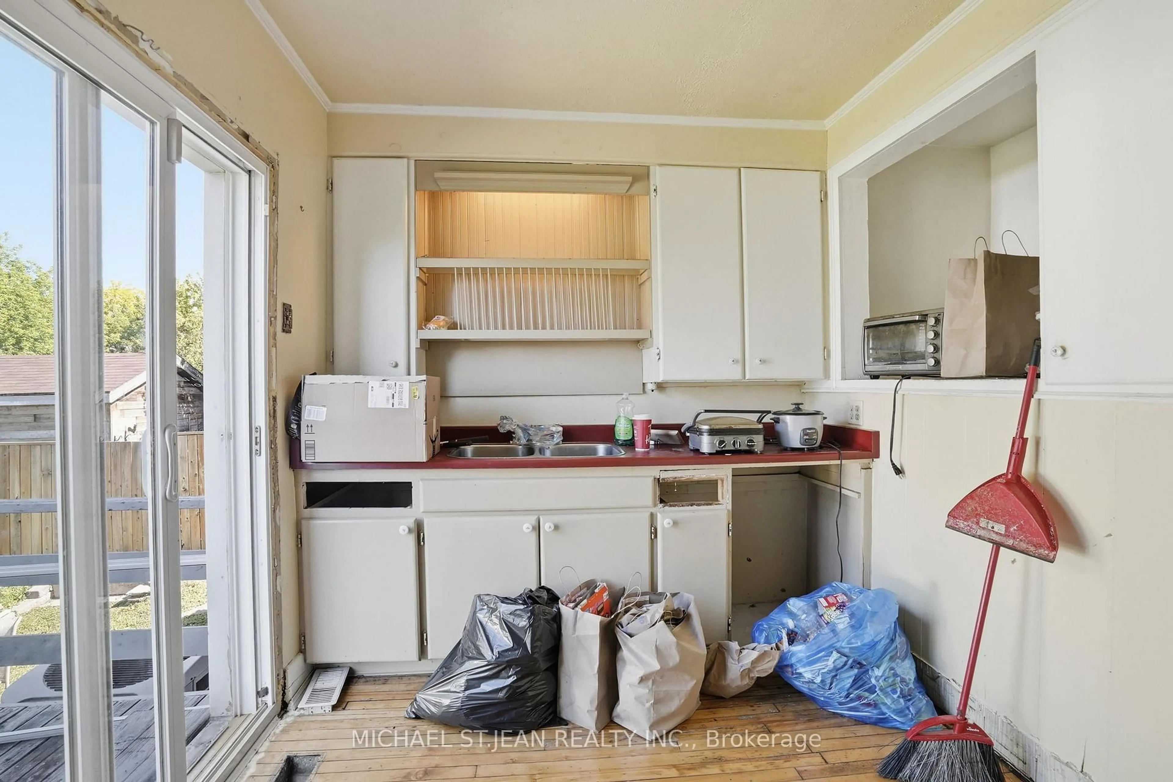 Standard kitchen, unknown for 139 Adeline Ave, Hamilton Ontario L8H 5T7