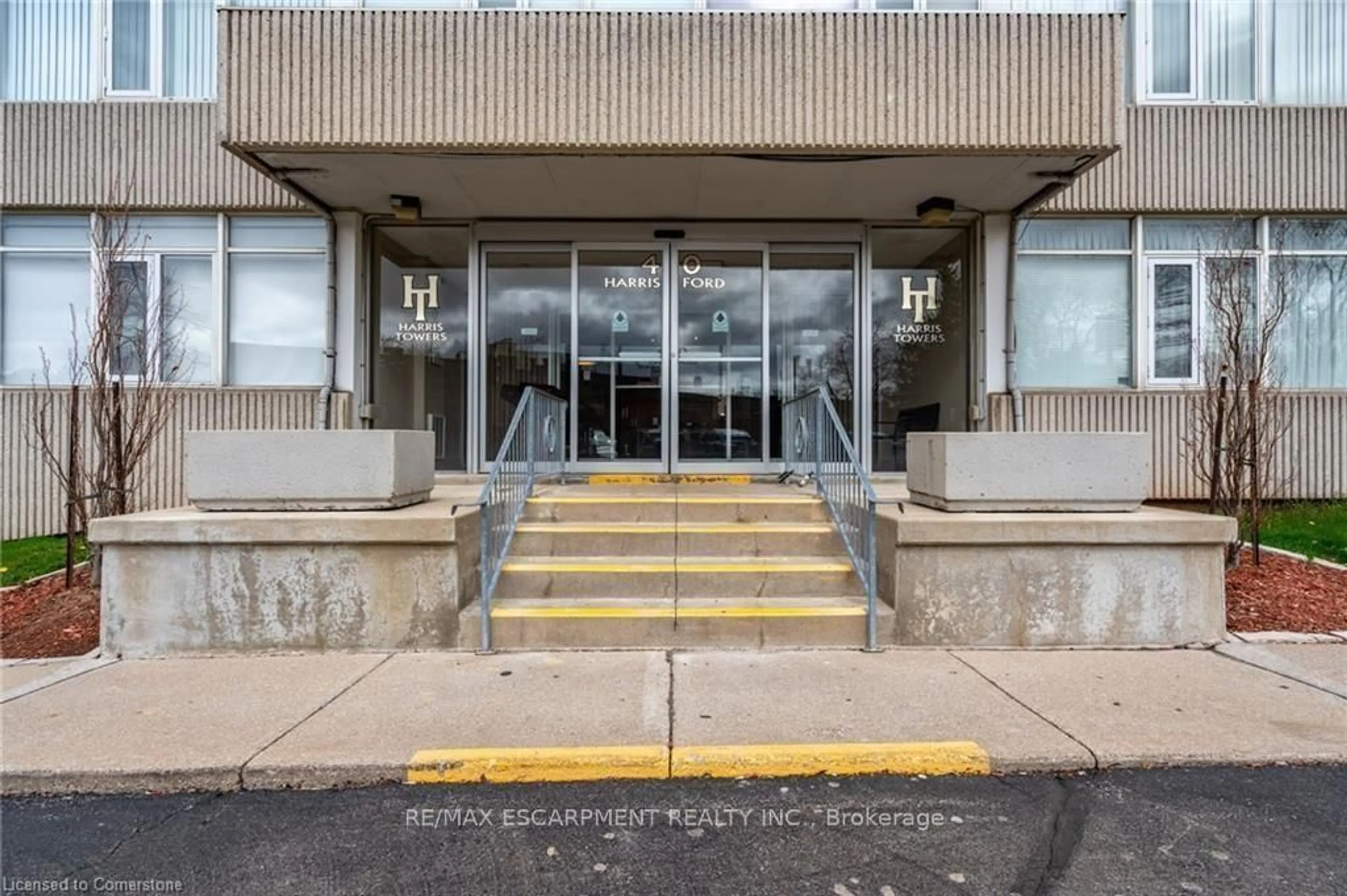 Indoor foyer for 40 Harrisford St #402, Hamilton Ontario L8K 6N1