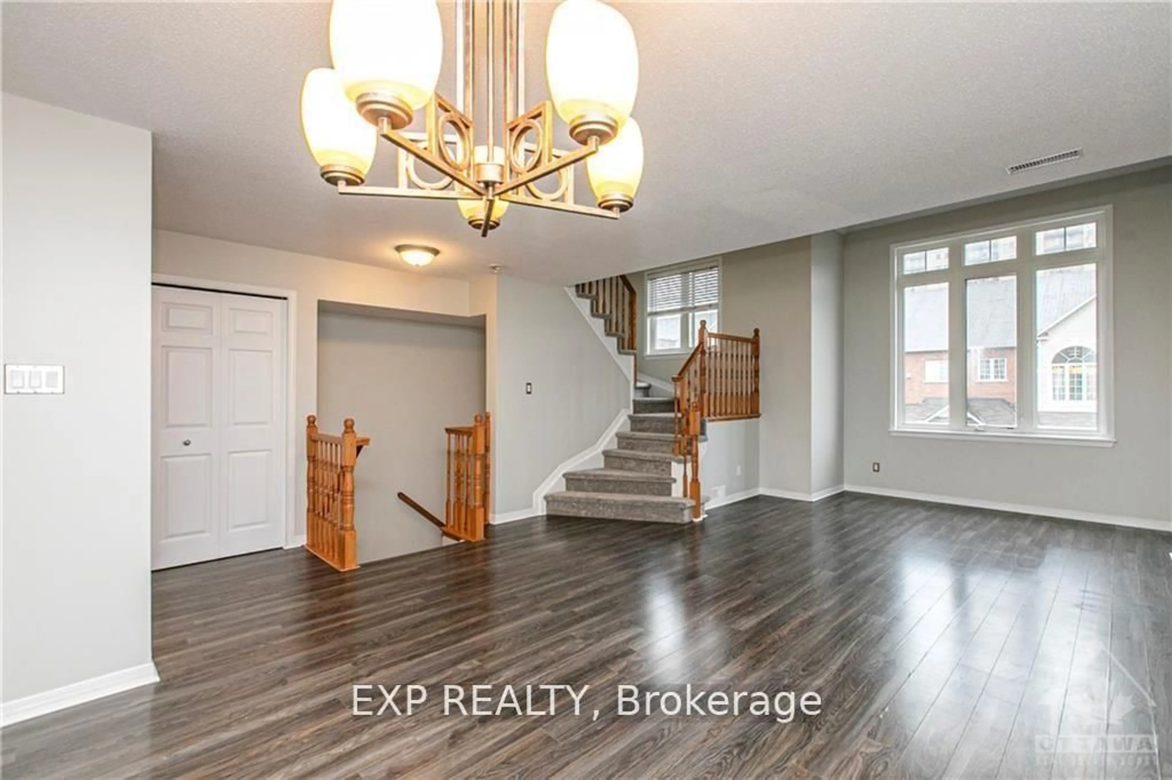 Indoor entryway for 1512 Walkley Rd, Ottawa Ontario K1V 2G5