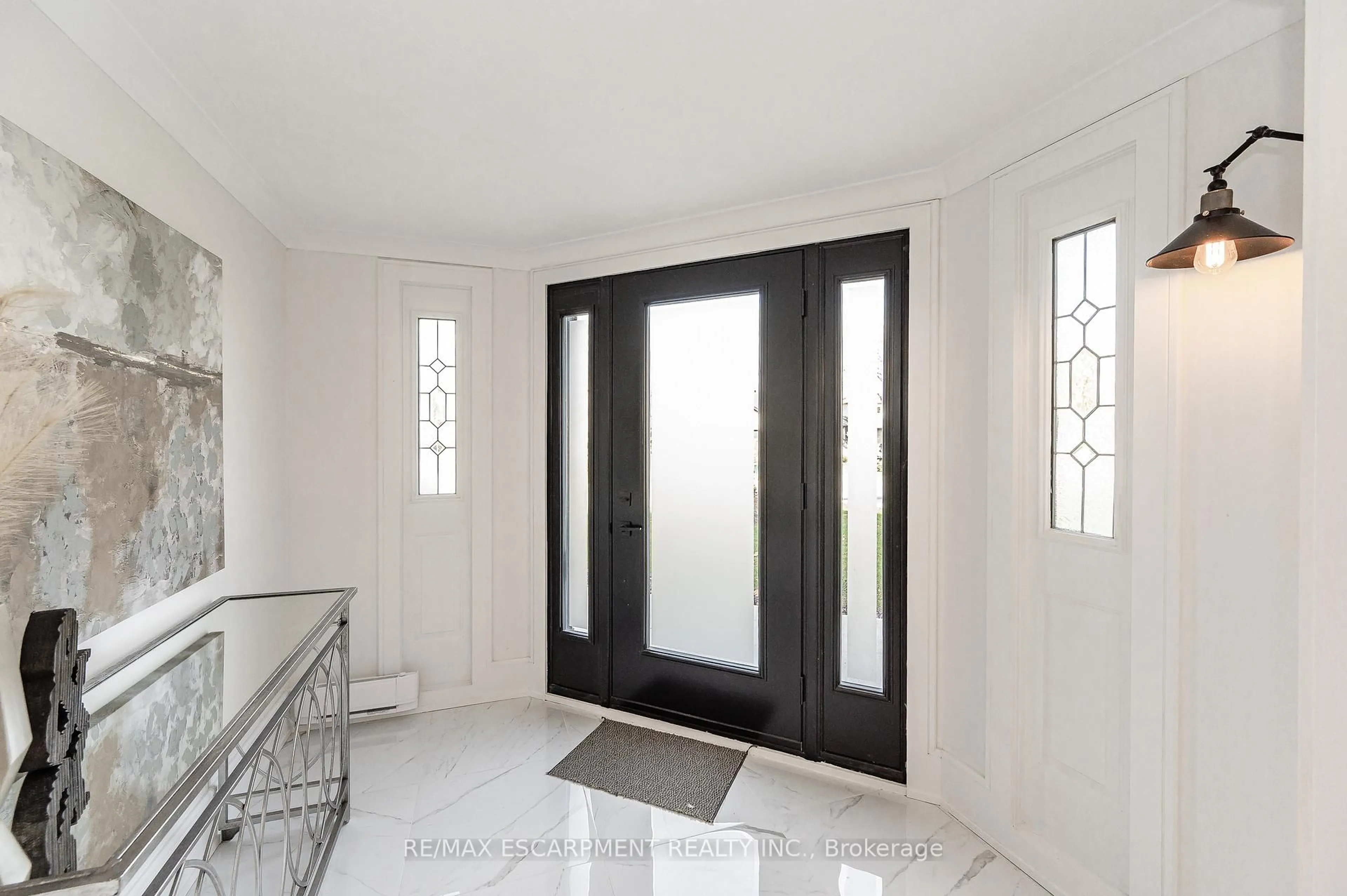 Indoor entryway for 175 Bluebell Cres, Hamilton Ontario L9K 1E8