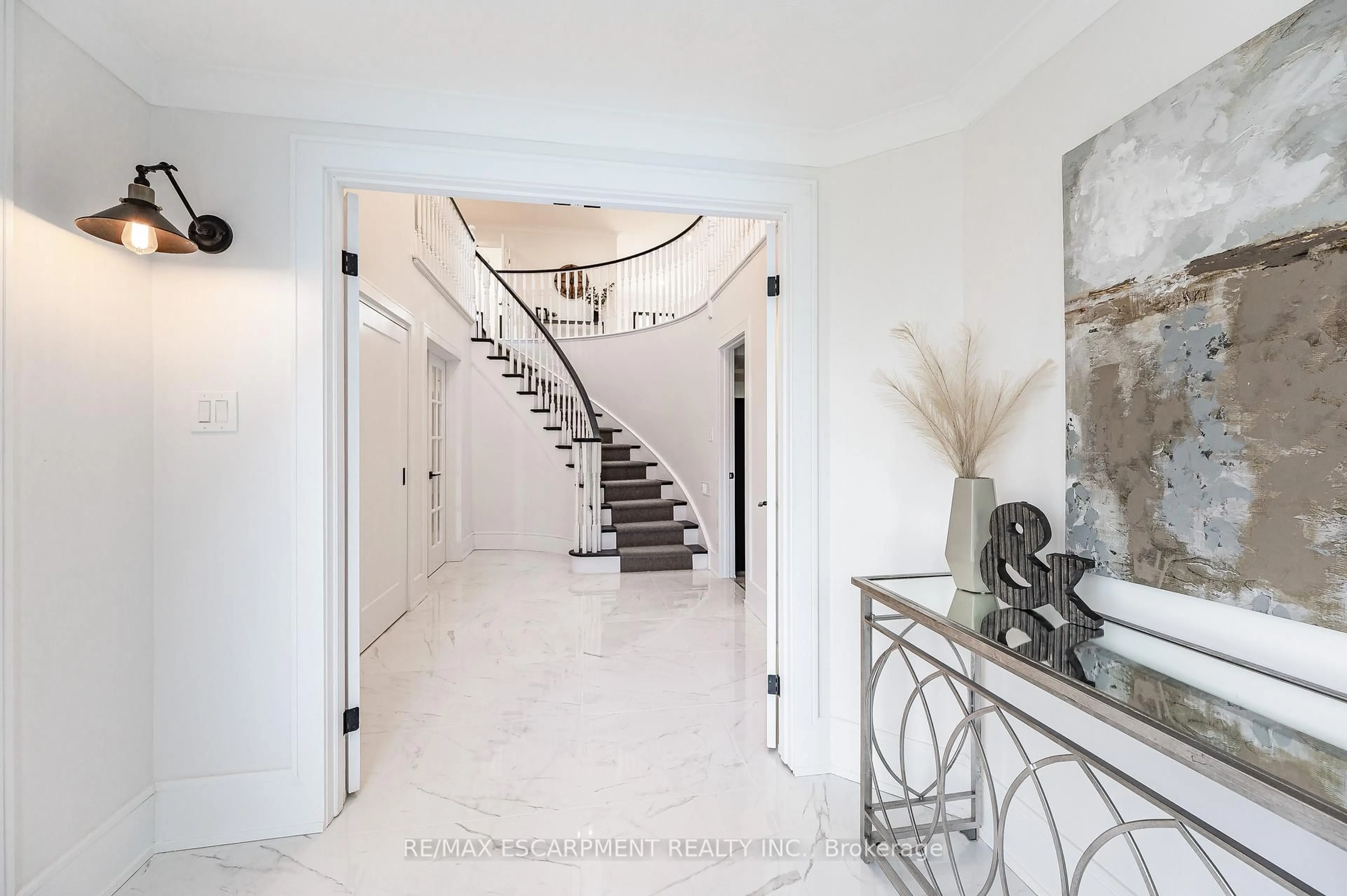Indoor entryway for 175 Bluebell Cres, Hamilton Ontario L9K 1E8