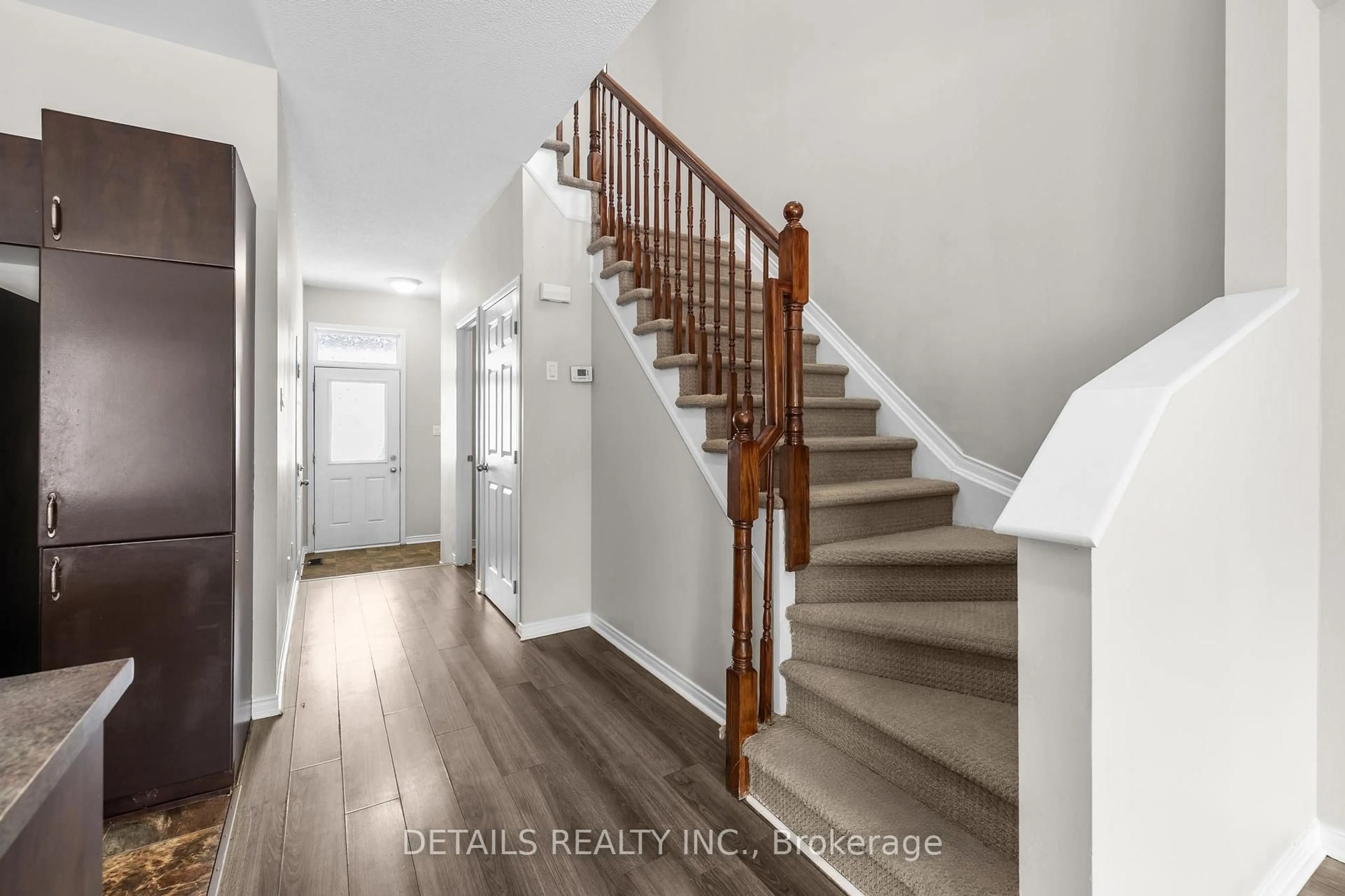 Indoor entryway for 165 Dahlia St, Clarence-Rockland Ontario K4K 0G1