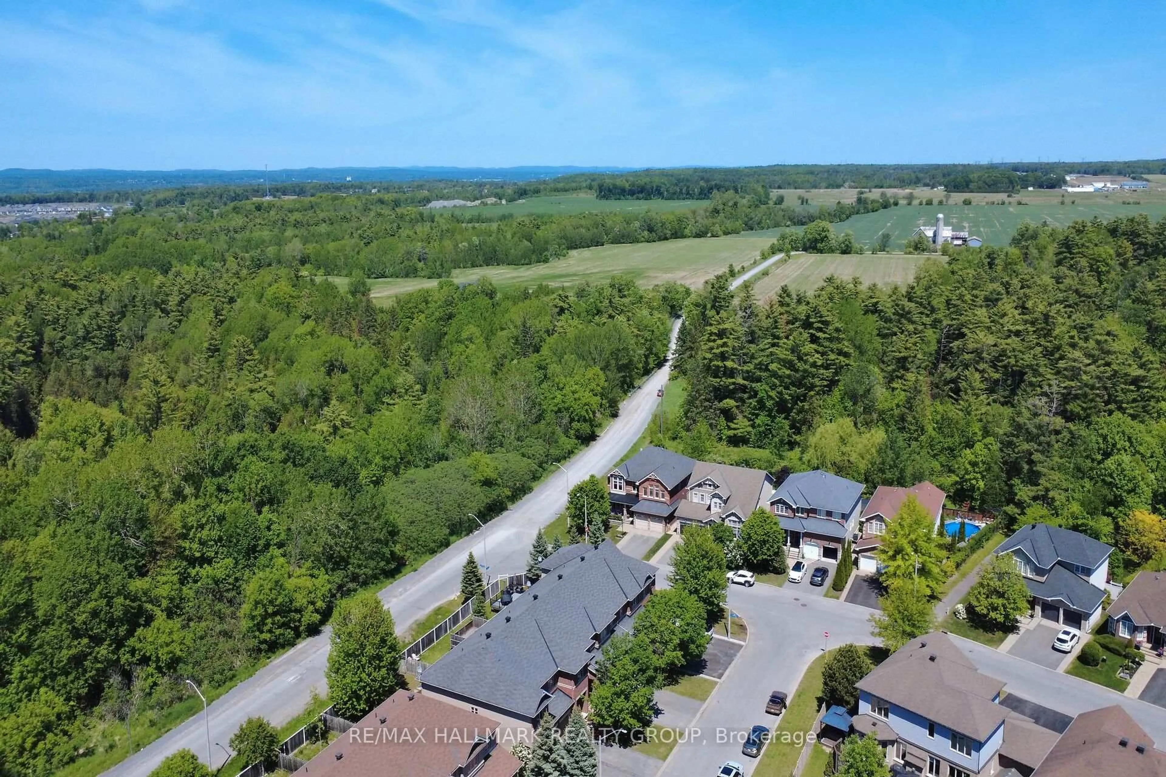 A pic from outside/outdoor area/front of a property/back of a property/a pic from drone, unknown for 450 Sultan St, Ottawa Ontario K4A 0K2
