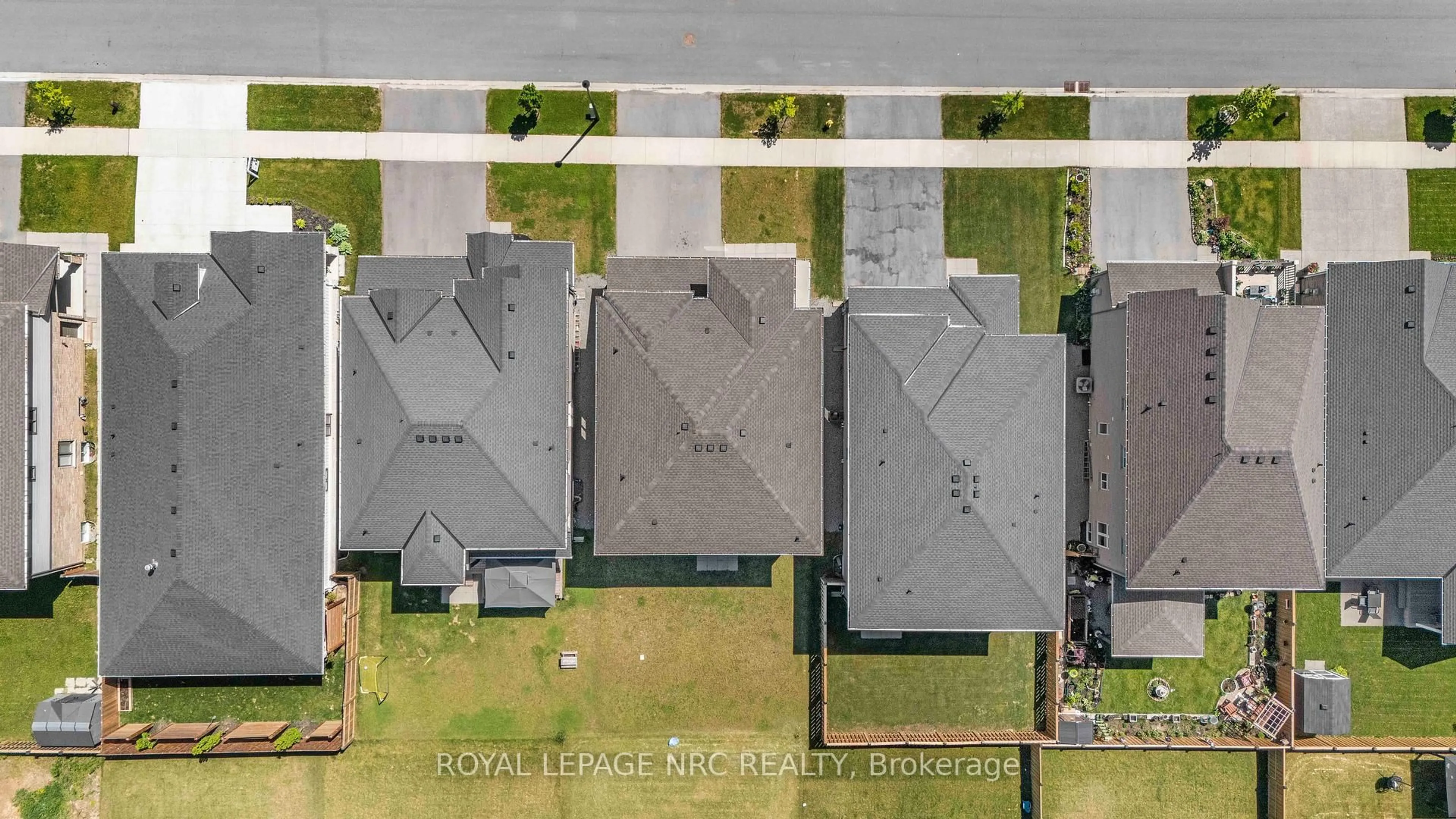A pic from outside/outdoor area/front of a property/back of a property/a pic from drone, street for 12 Swan Ave, Pelham Ontario L0S 1E6