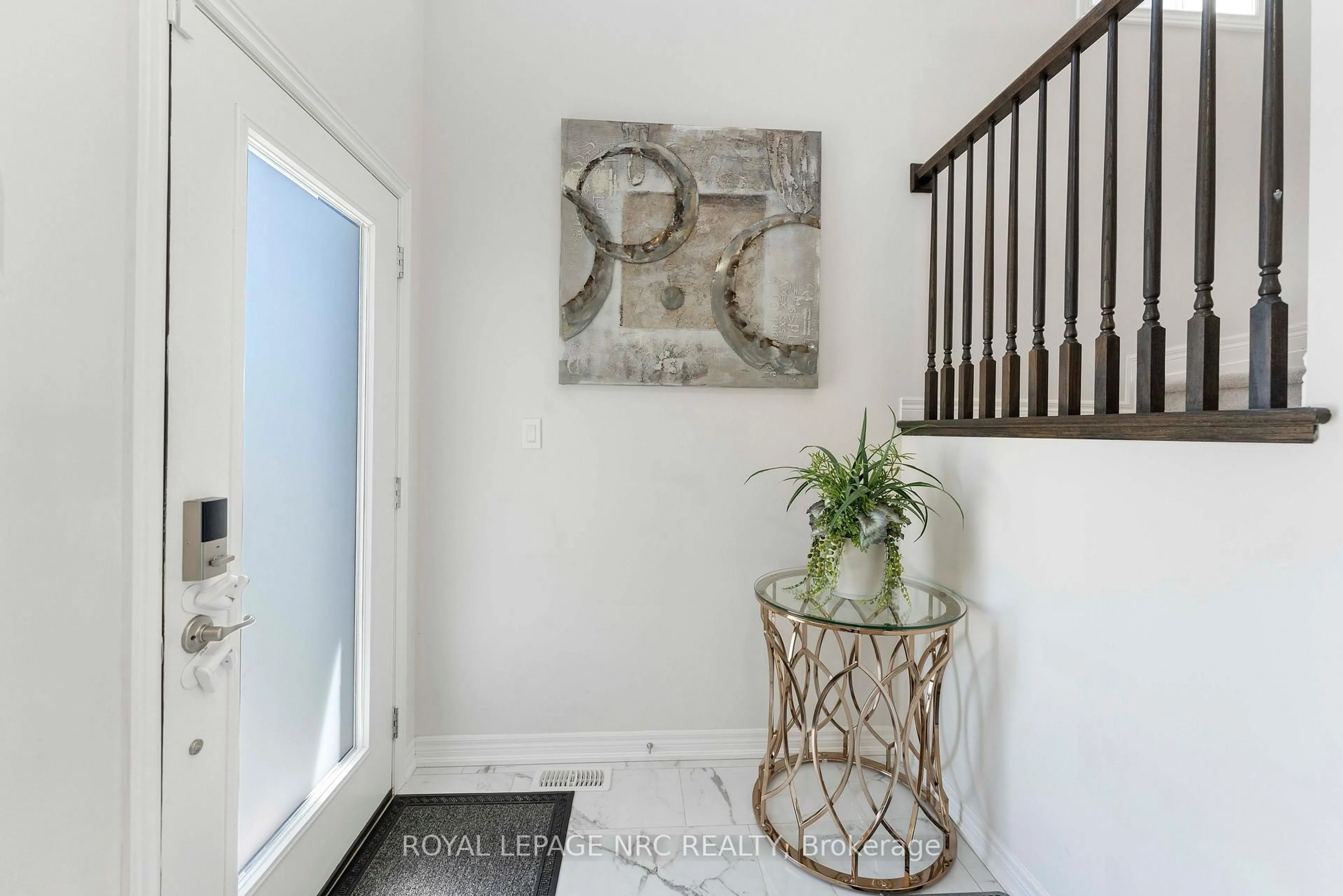 Indoor entryway for 12 Swan Ave, Pelham Ontario L0S 1E6