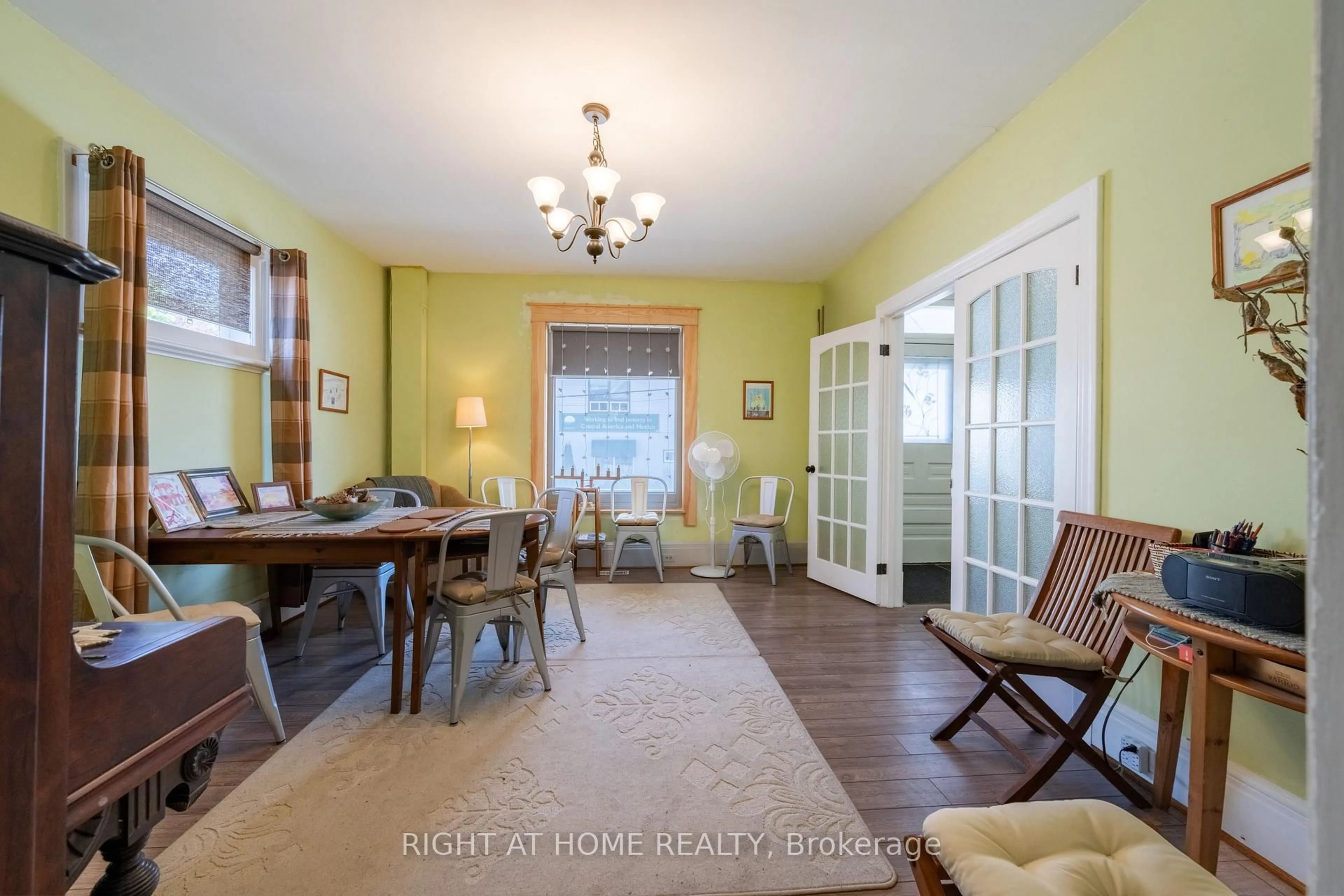 Dining room, wood/laminate floor for 275 George St, Cobourg Ontario K9A 3L7