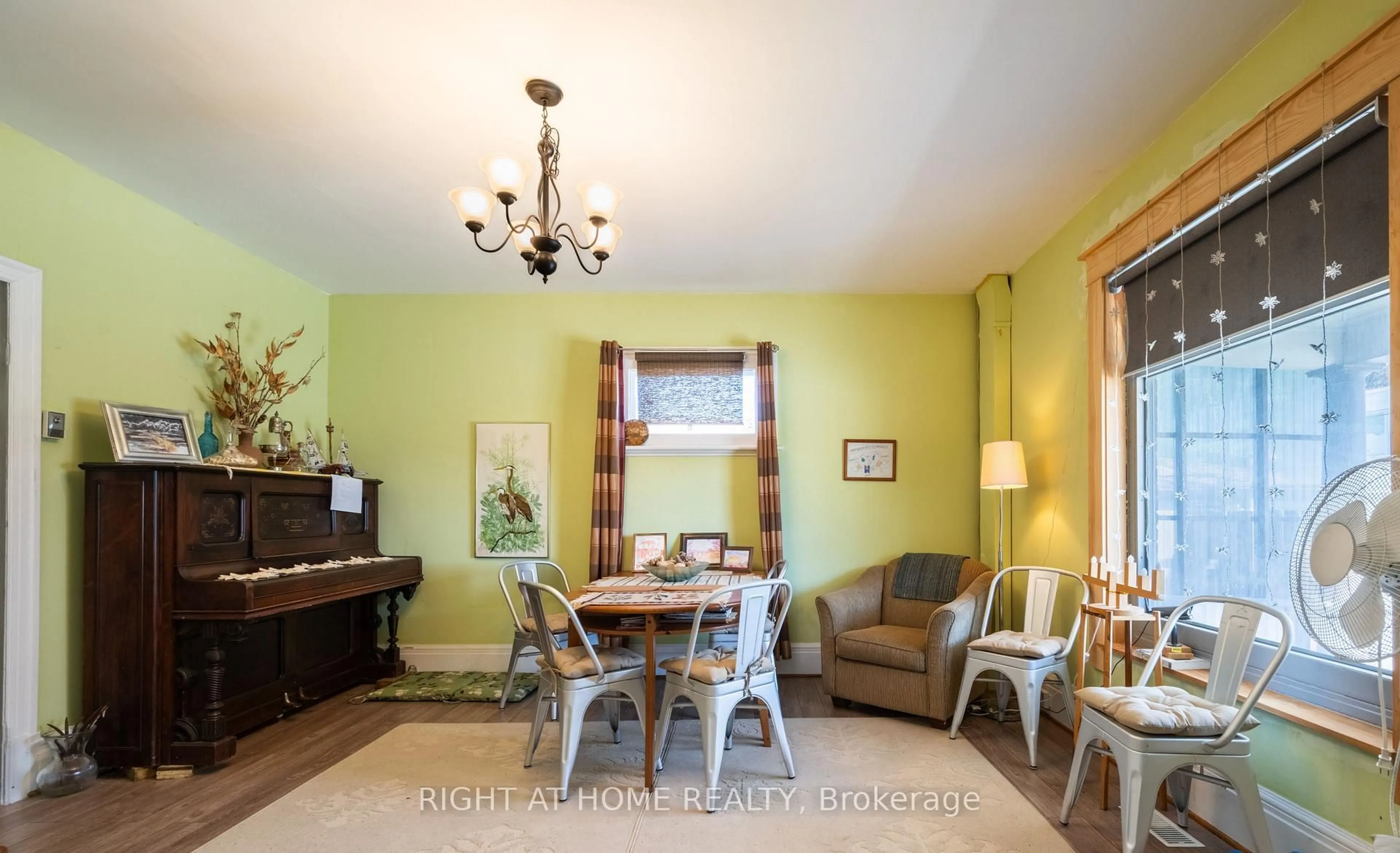 Dining room, wood/laminate floor for 275 George St, Cobourg Ontario K9A 3L7