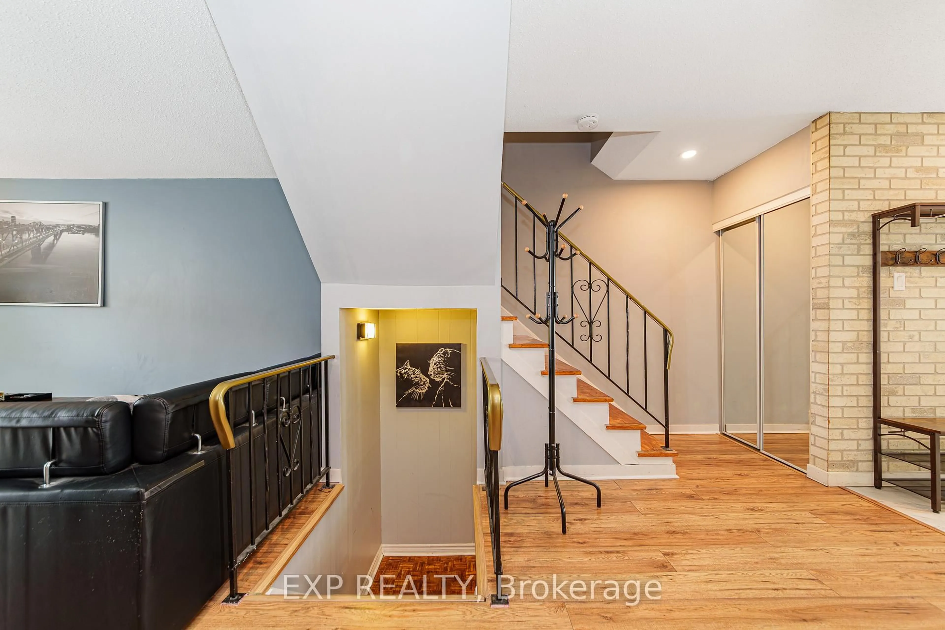 Indoor entryway for 224 Romulus Private #81, Ottawa Ontario K1K 3Y2