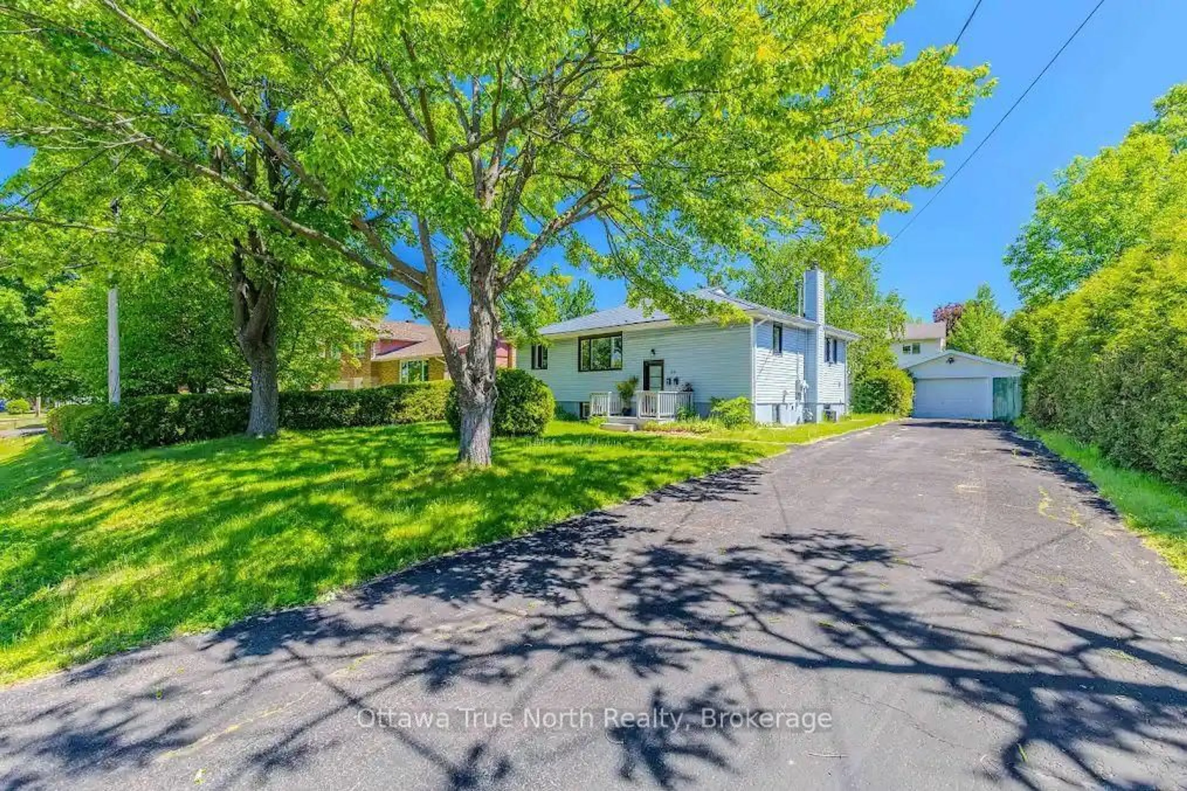 A pic from outside/outdoor area/front of a property/back of a property/a pic from drone, street for 35 Tauvette St, Ottawa Ontario K1B 3A1