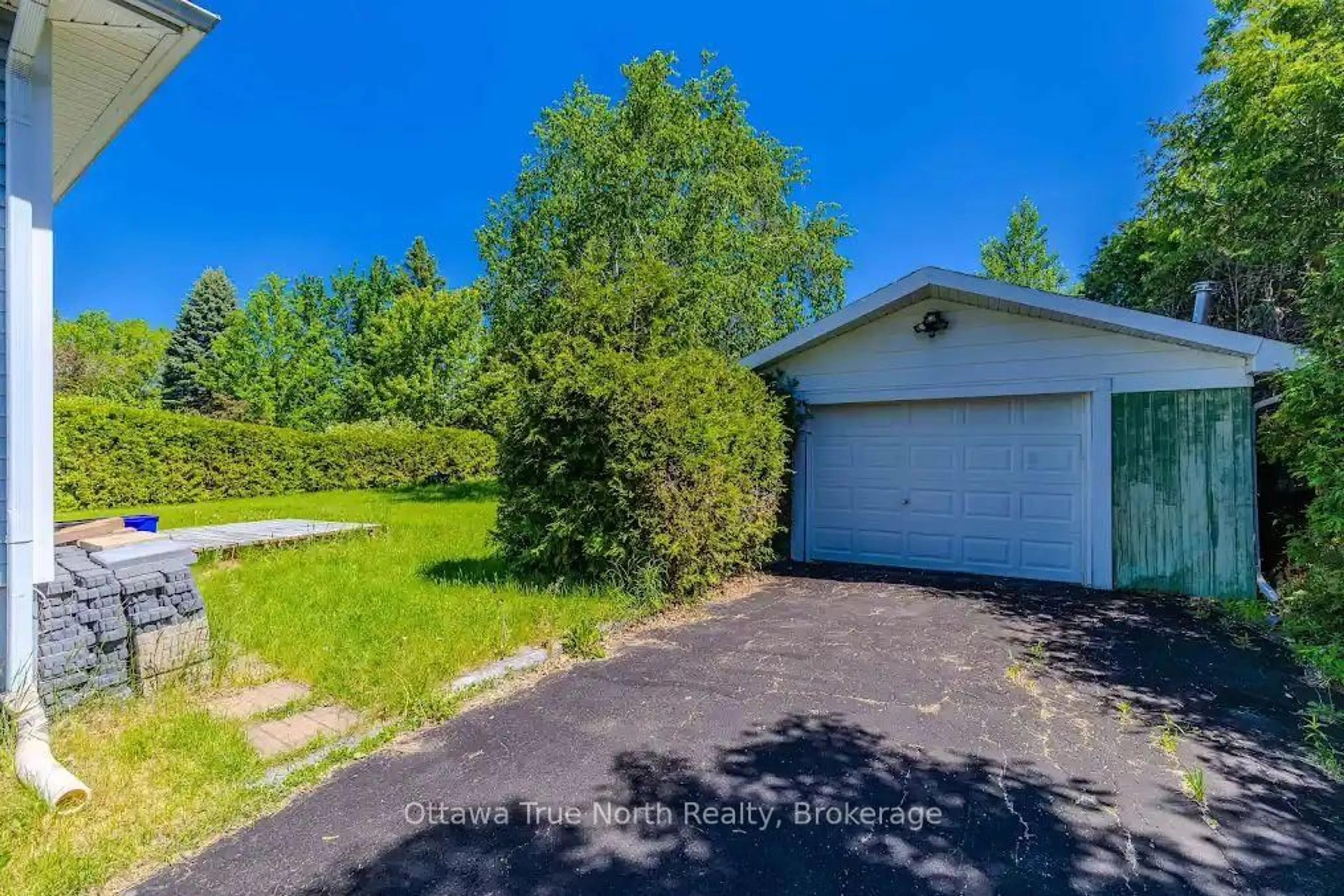 A pic from outside/outdoor area/front of a property/back of a property/a pic from drone, street for 35 Tauvette St, Ottawa Ontario K1B 3A1
