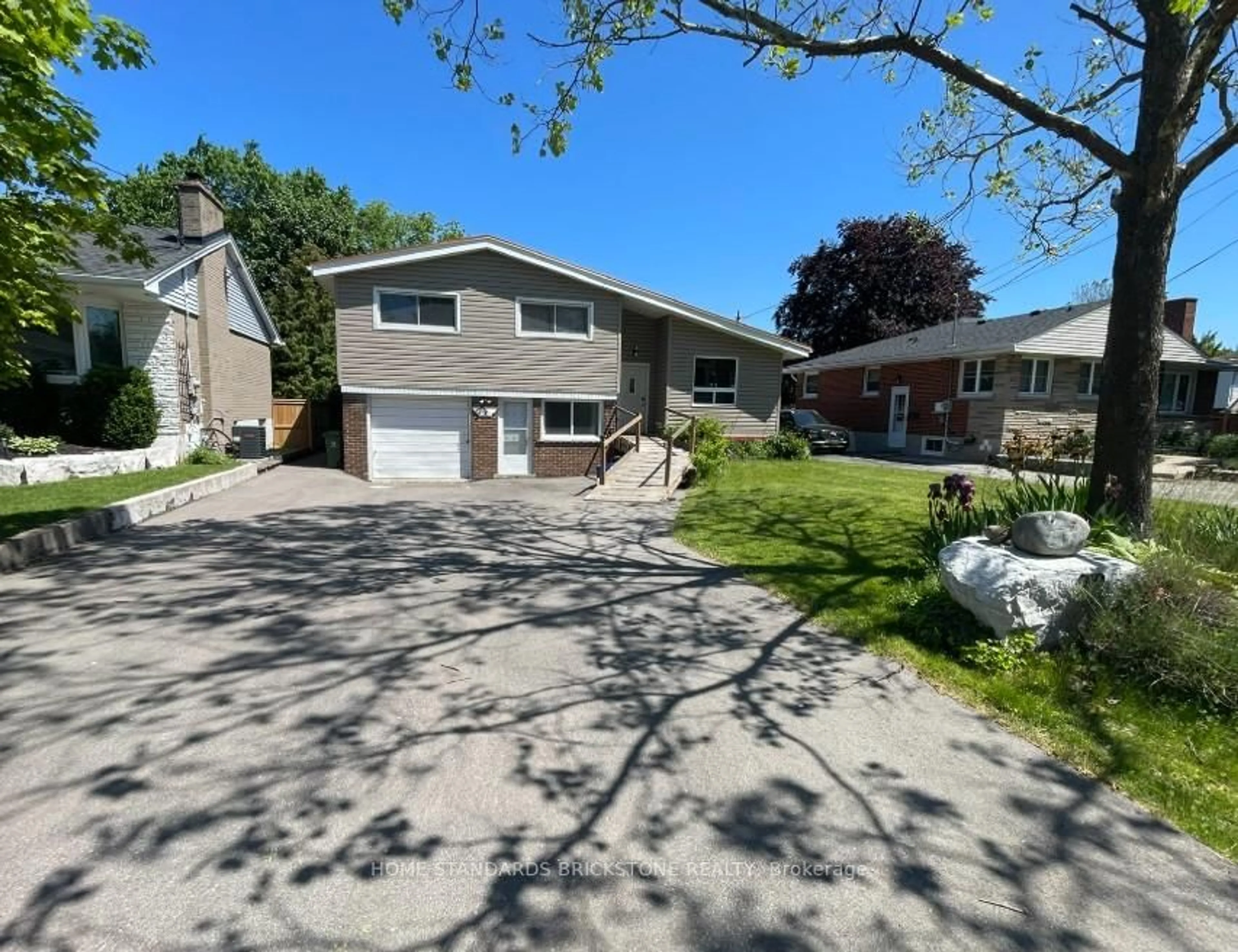 A pic from outside/outdoor area/front of a property/back of a property/a pic from drone, street for 72 Mountain Ave, Hamilton Ontario L8G 3P5