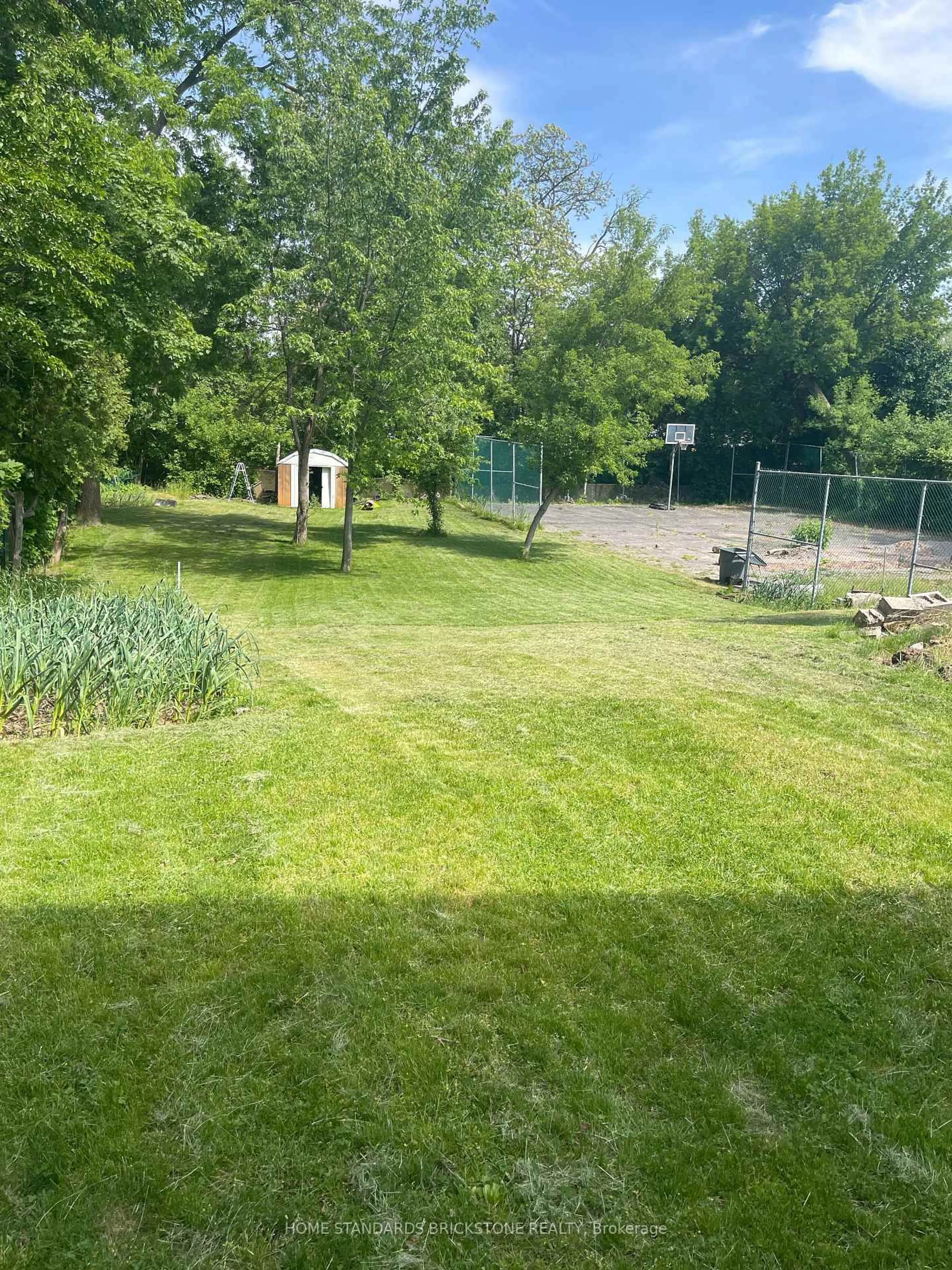 A pic from outside/outdoor area/front of a property/back of a property/a pic from drone, unknown for 72 Mountain Ave, Hamilton Ontario L8G 3P5
