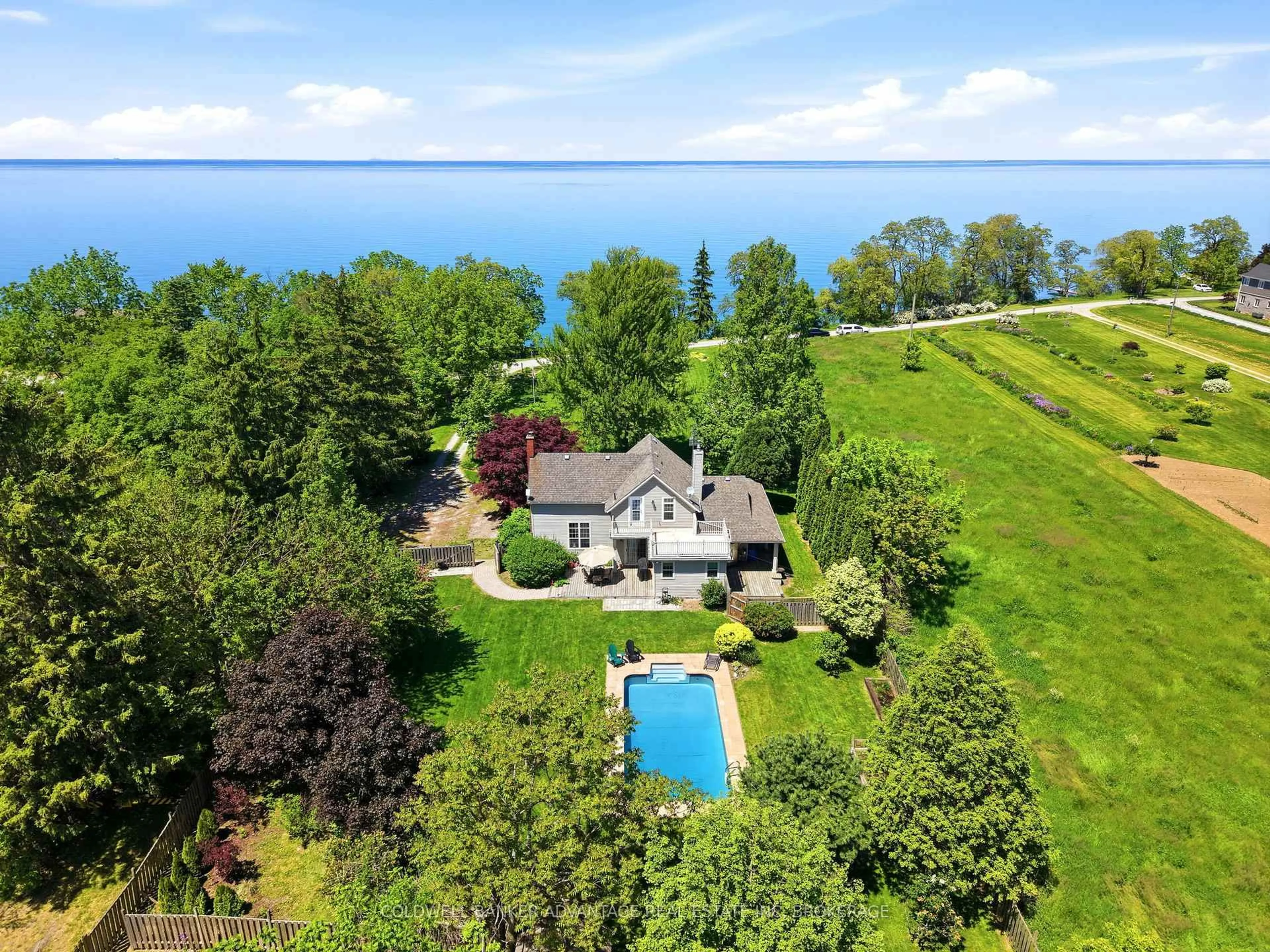 A pic from outside/outdoor area/front of a property/back of a property/a pic from drone, water/lake/river/ocean view for 4698 Sandy Cove Dr, Lincoln Ontario L0R 1B1