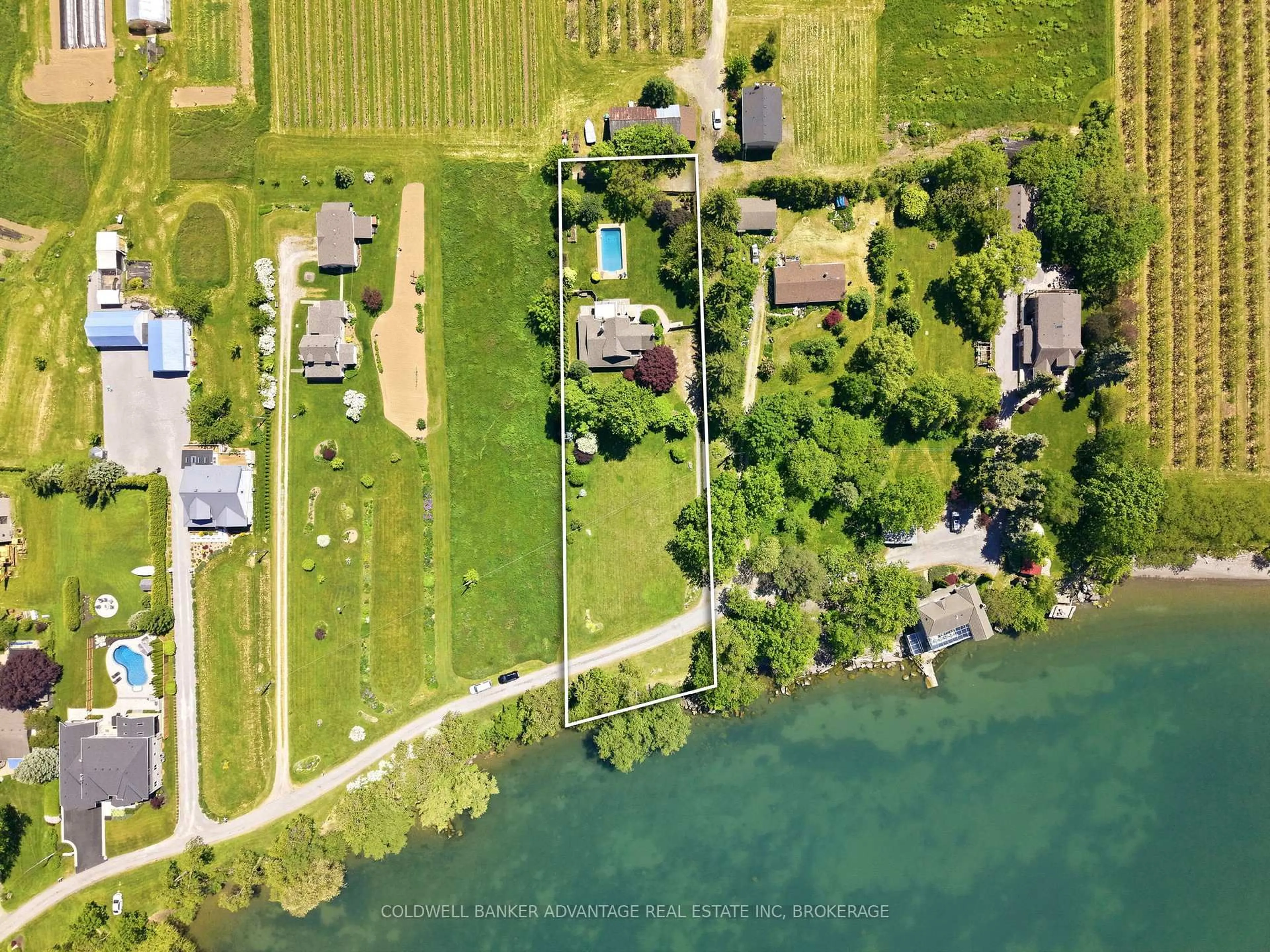 A pic from outside/outdoor area/front of a property/back of a property/a pic from drone, water/lake/river/ocean view for 4698 Sandy Cove Dr, Lincoln Ontario L0R 1B1