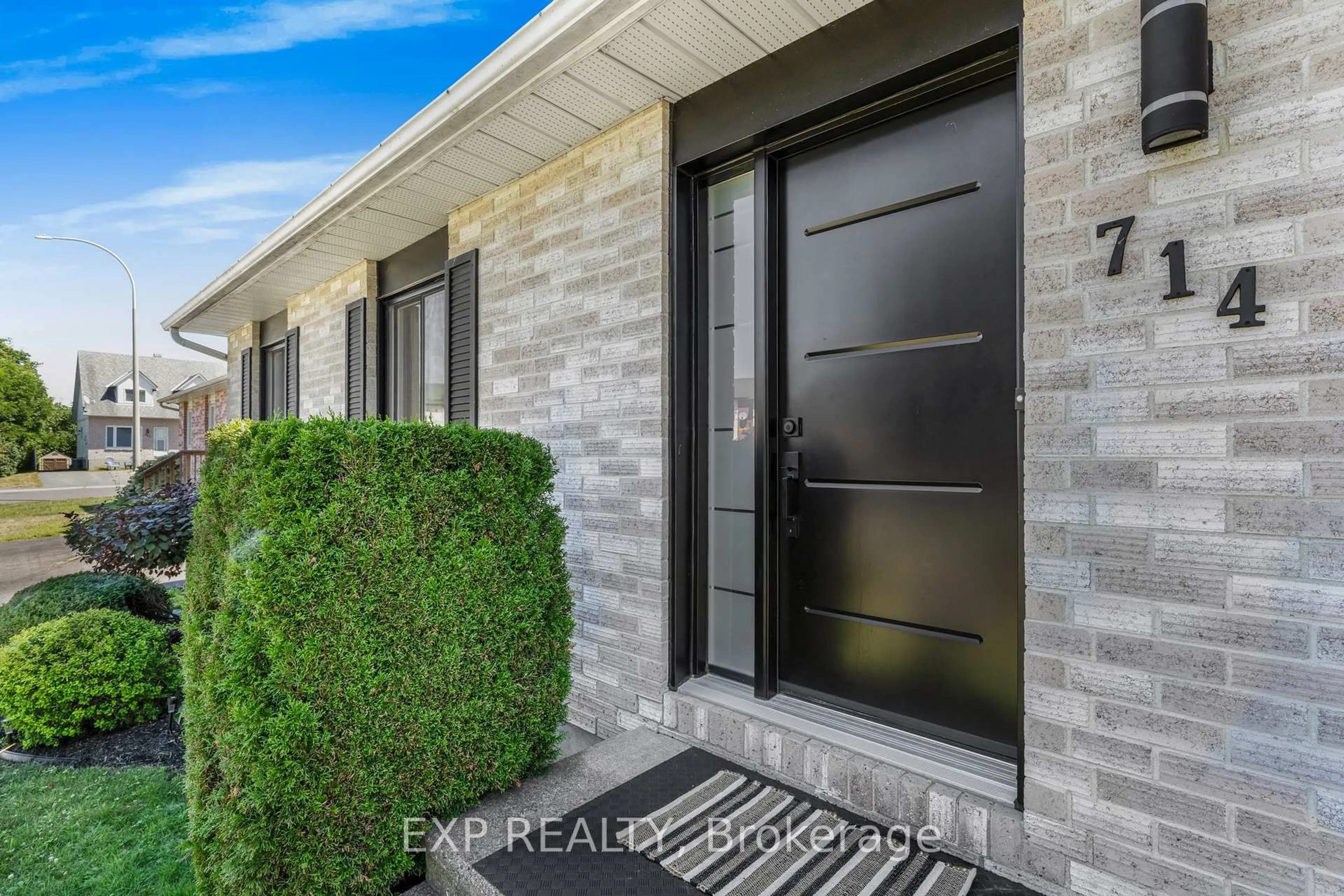 Indoor entryway for 714 MORRIS St, Clarence-Rockland Ontario K4K 1M9