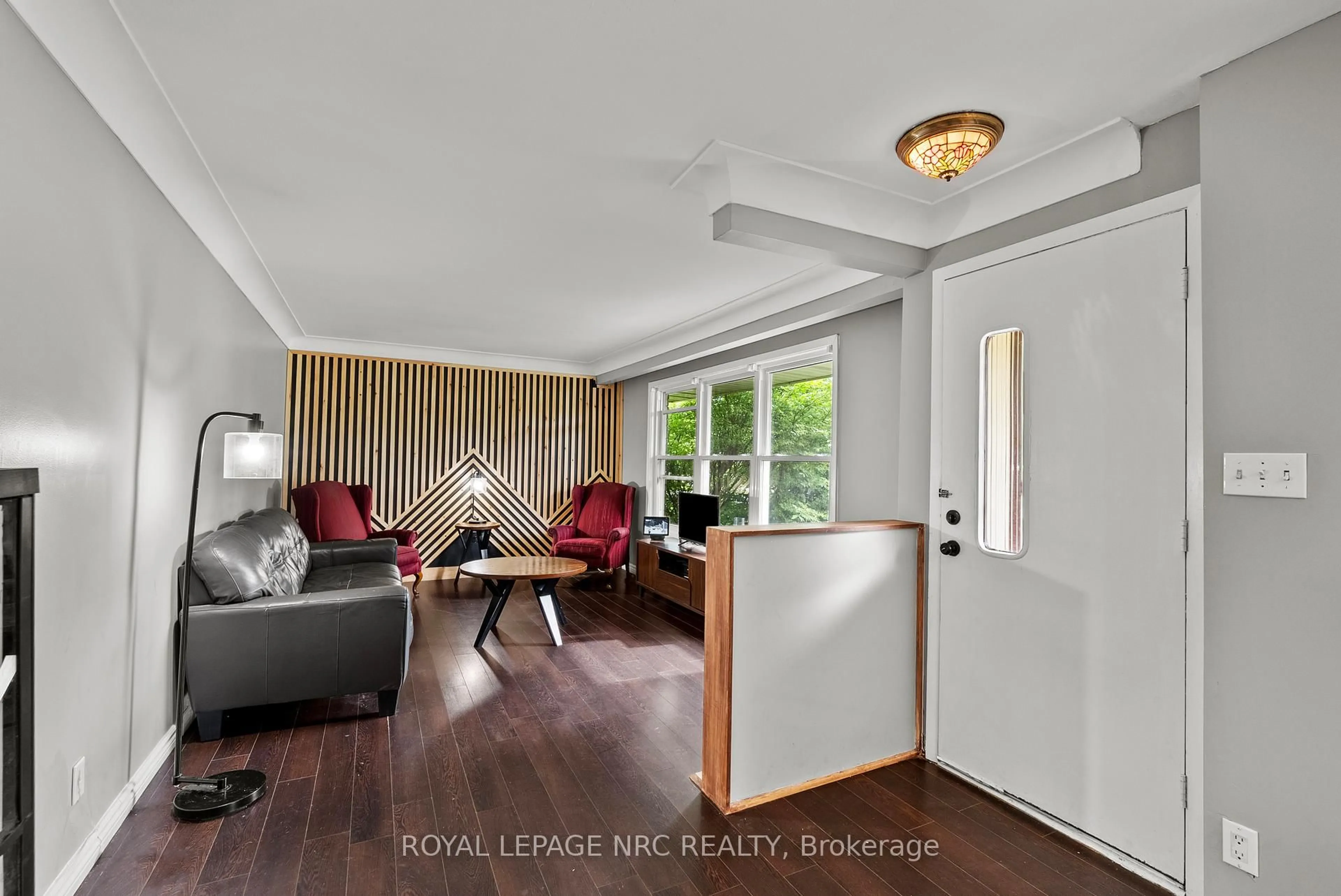 Living room with furniture, wood/laminate floor for 51 Henry St, Niagara-on-the-Lake Ontario L0S 1T0