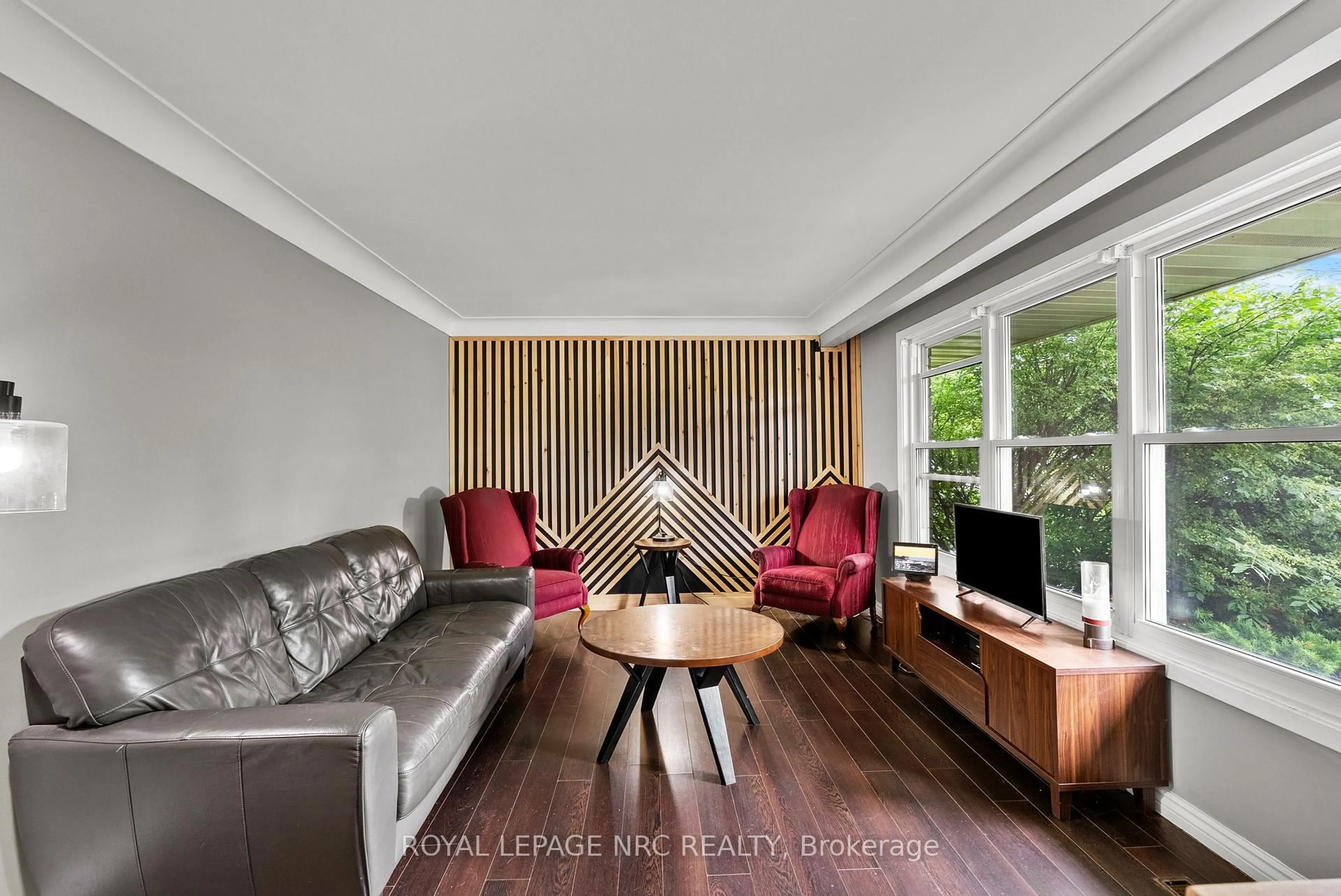 Living room with furniture, wood/laminate floor for 51 Henry St, Niagara-on-the-Lake Ontario L0S 1T0