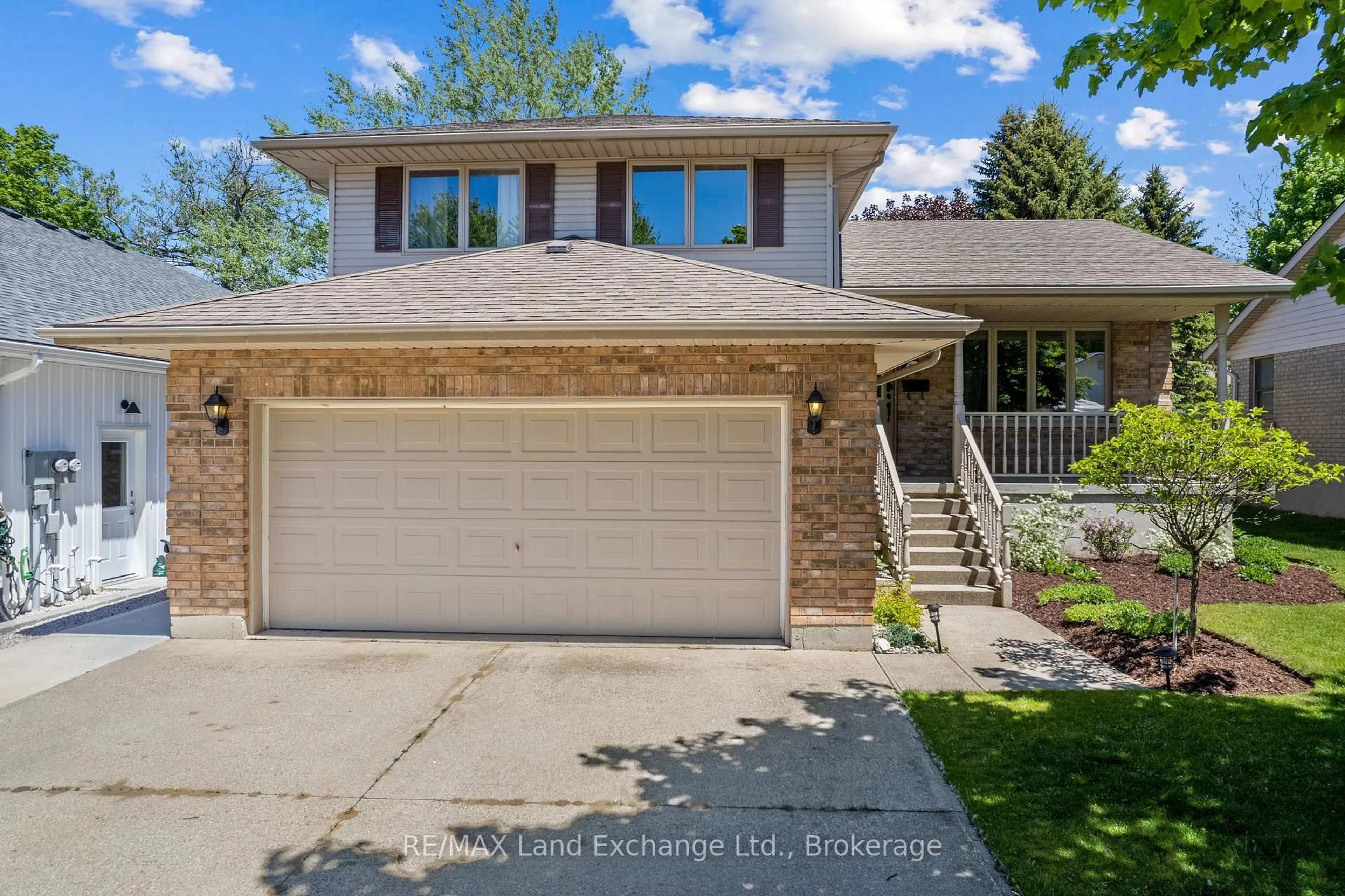 Home with vinyl exterior material, street for 815 Market St, Saugeen Shores Ontario N0H 2C4