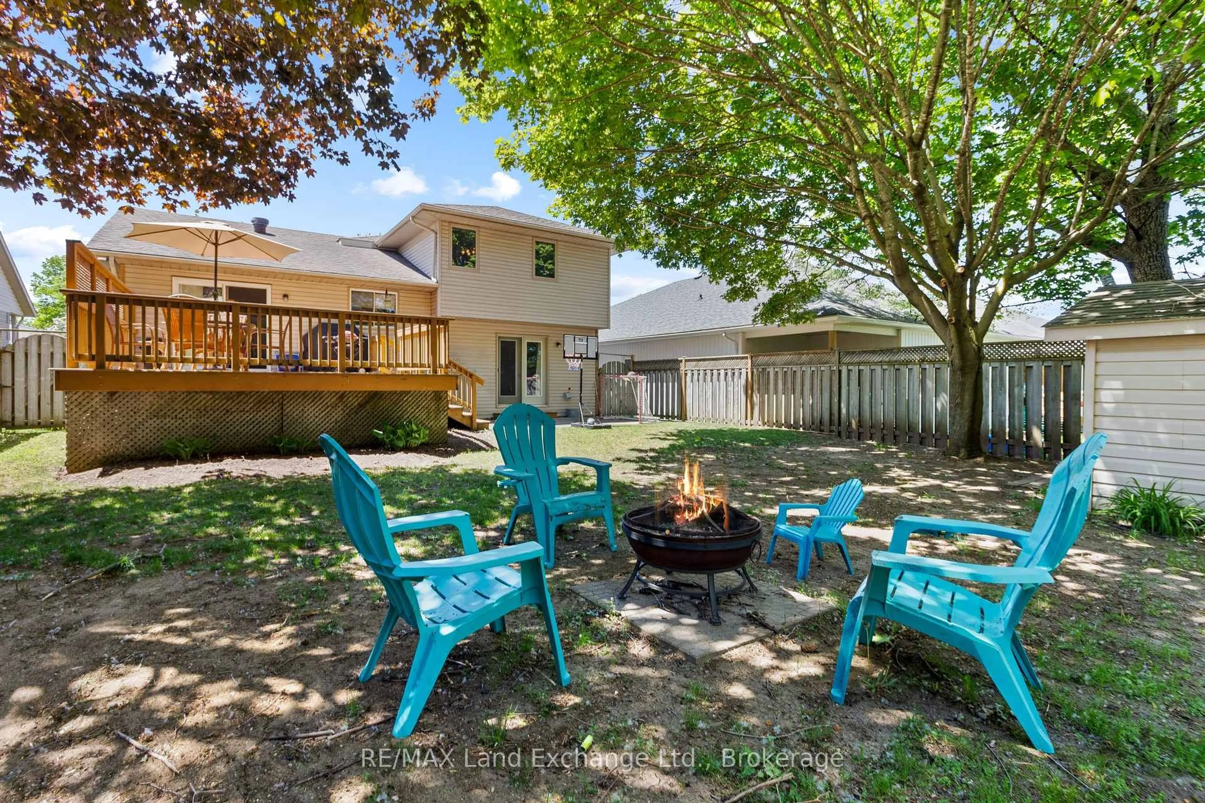 Patio, street for 815 Market St, Saugeen Shores Ontario N0H 2C4