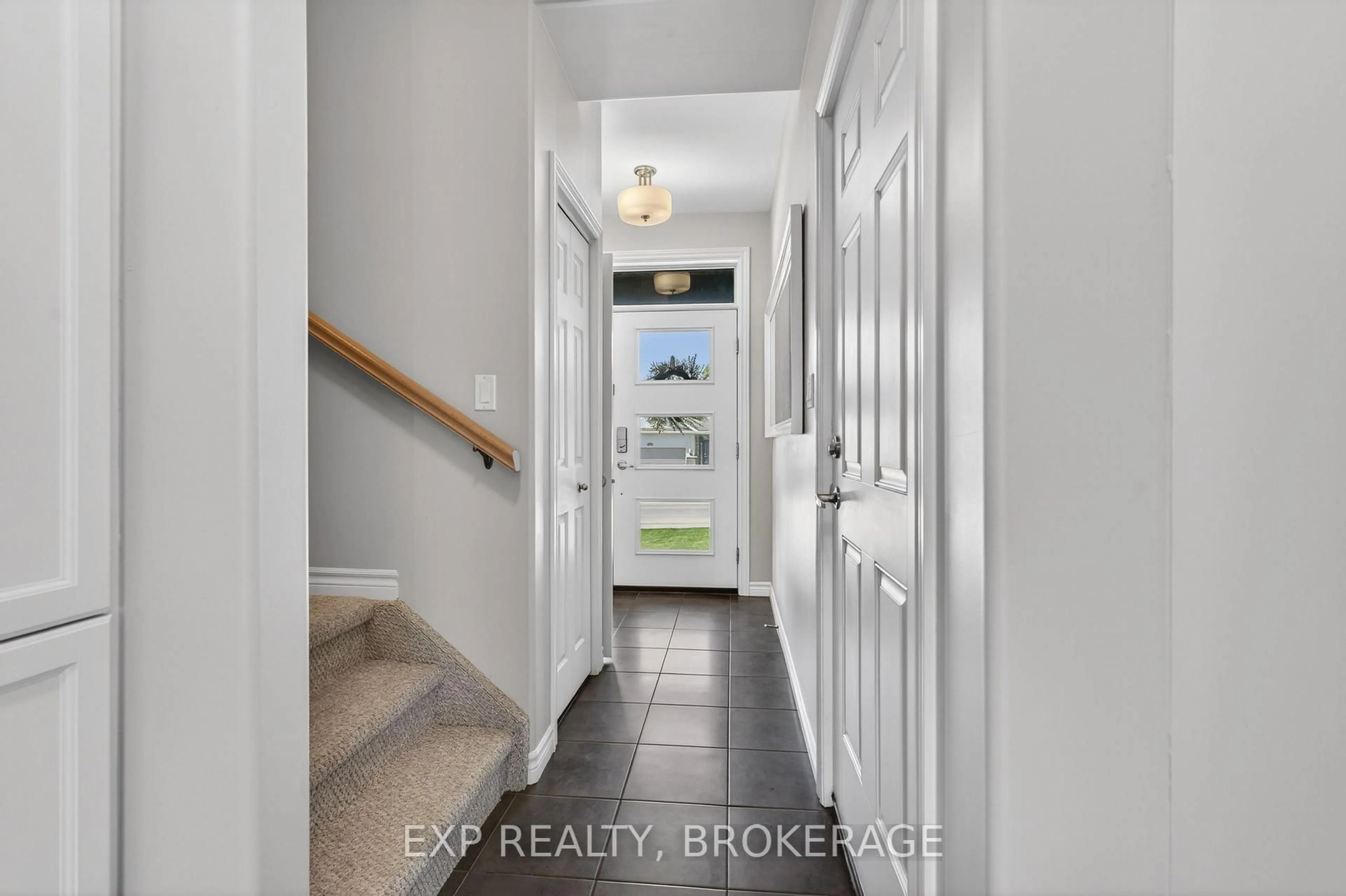 Indoor entryway for 20 LEDGEROCK Crt, Quinte West Ontario K8R 0A1