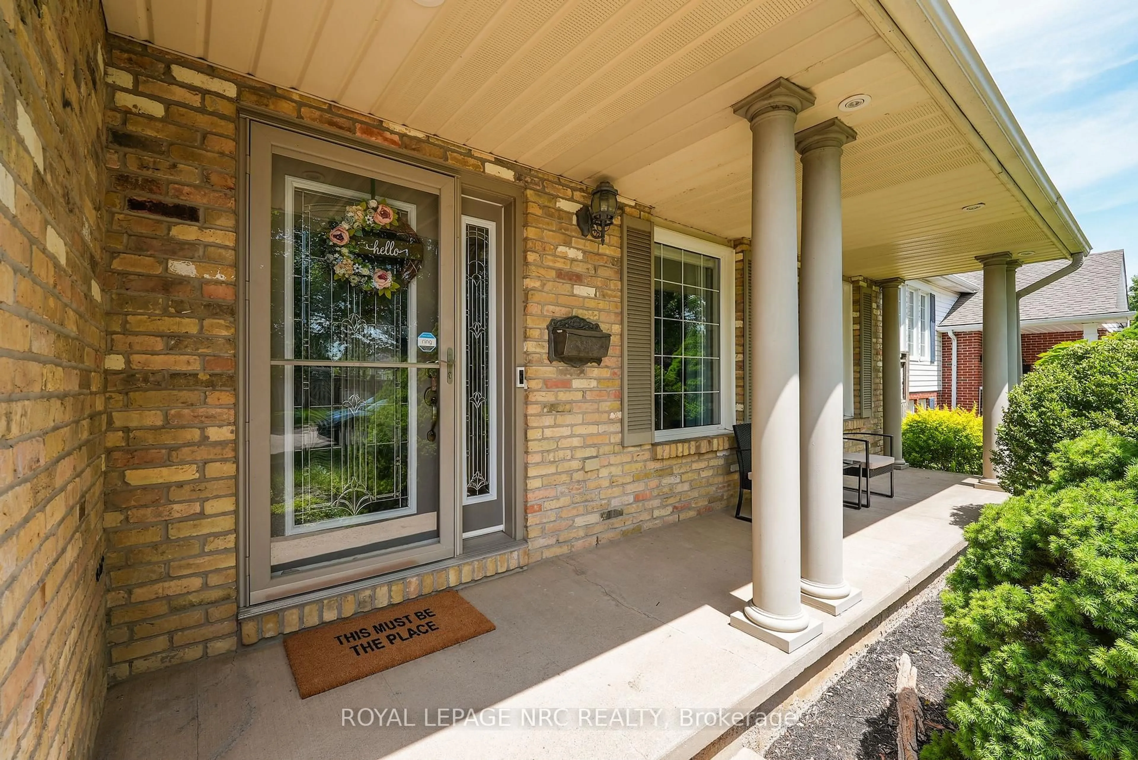Indoor entryway for 4 Bolger Dr, St. Catharines Ontario L2N 7L3