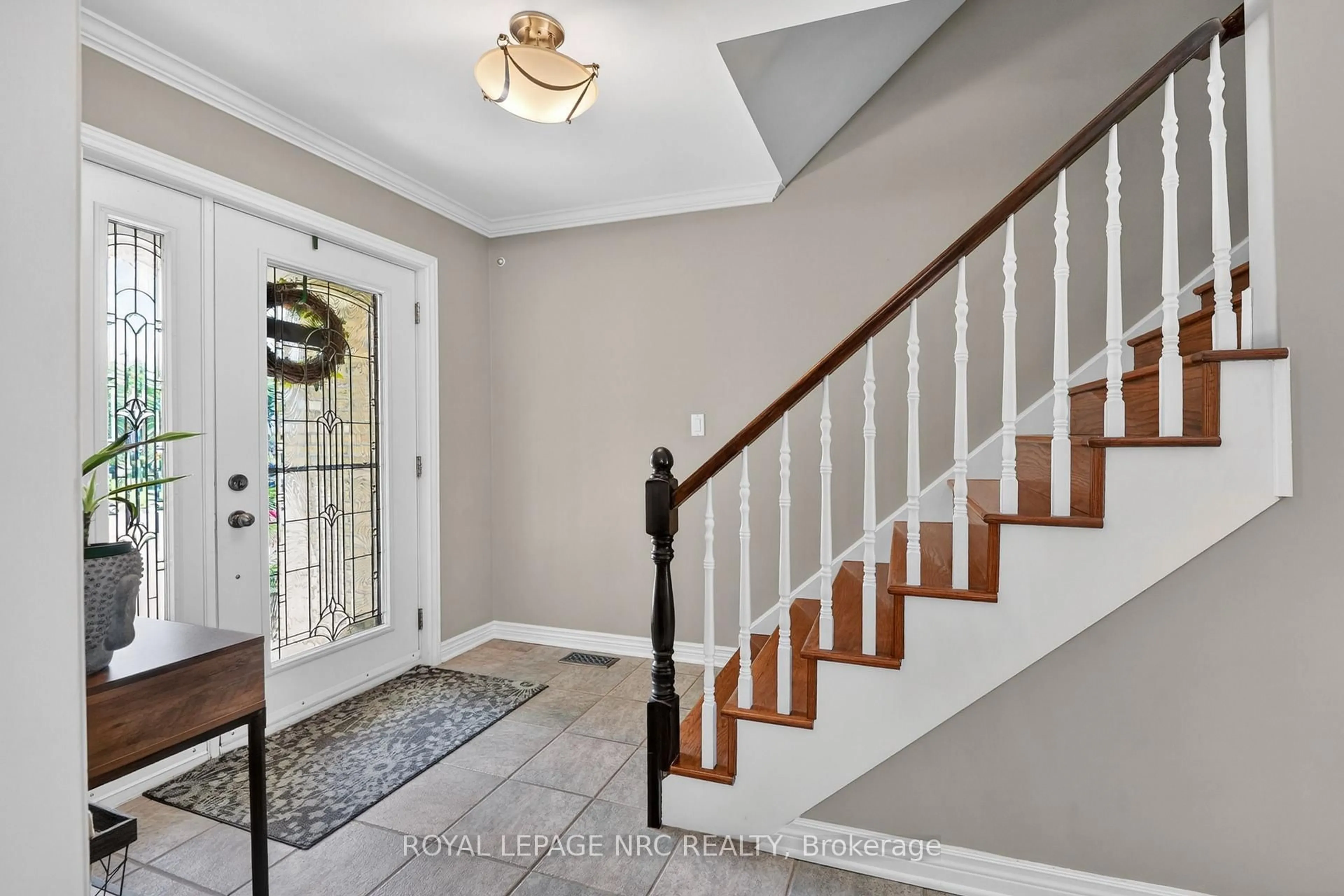 Indoor entryway for 4 Bolger Dr, St. Catharines Ontario L2N 7L3