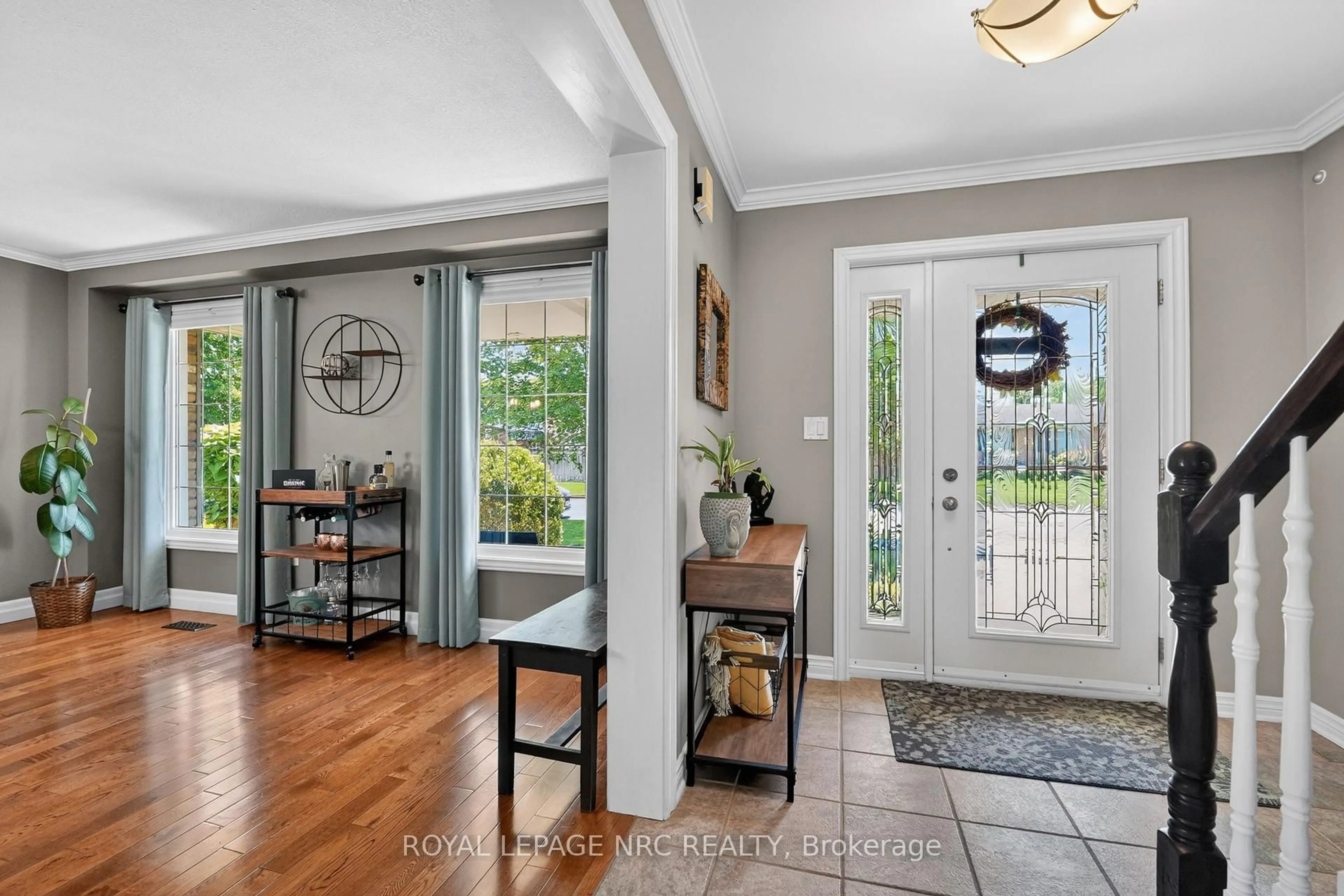 Indoor entryway for 4 Bolger Dr, St. Catharines Ontario L2N 7L3