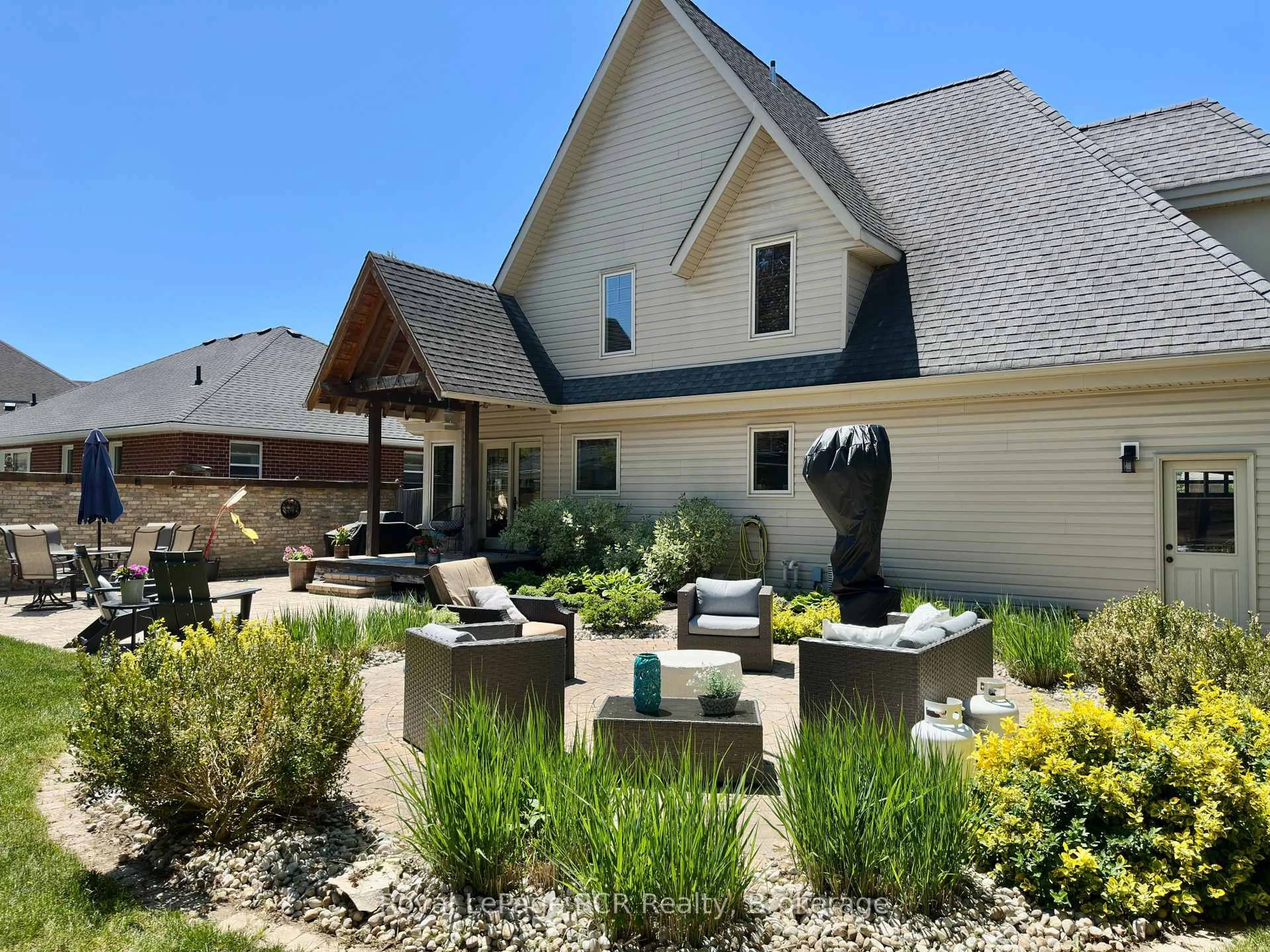 Patio, unknown for 241 4th Street Cres, Hanover Ontario N4N 3S9