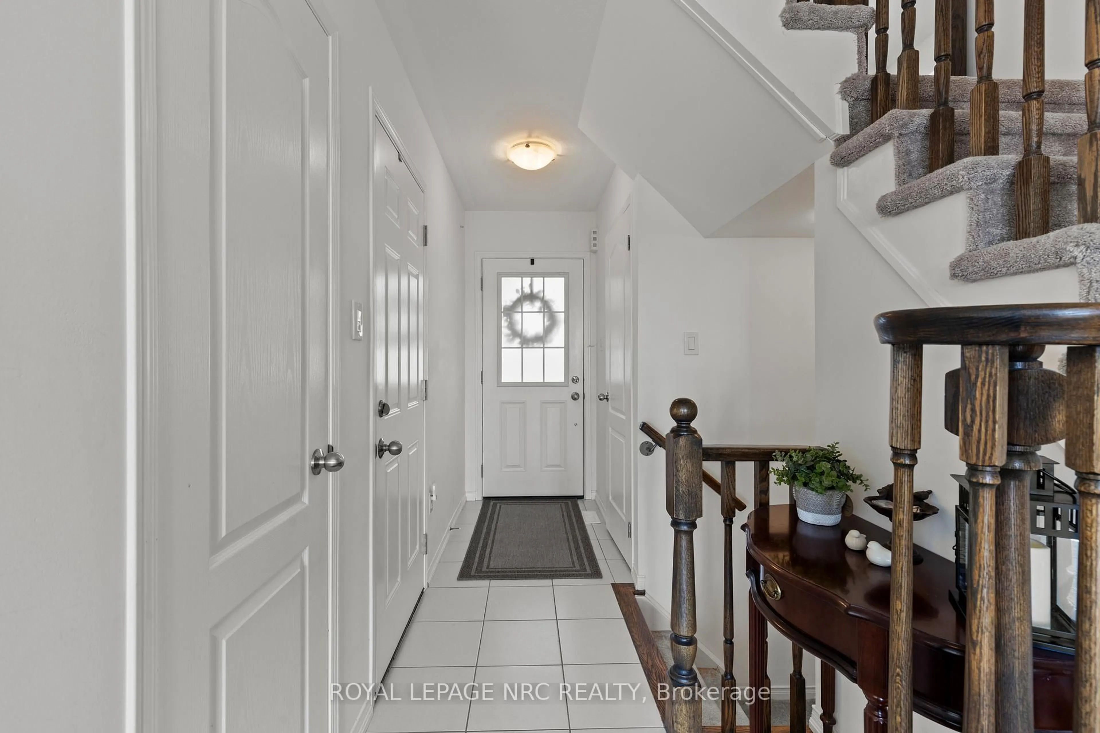 Indoor entryway for 80 Sunset Way, Thorold Ontario L2V 0C7