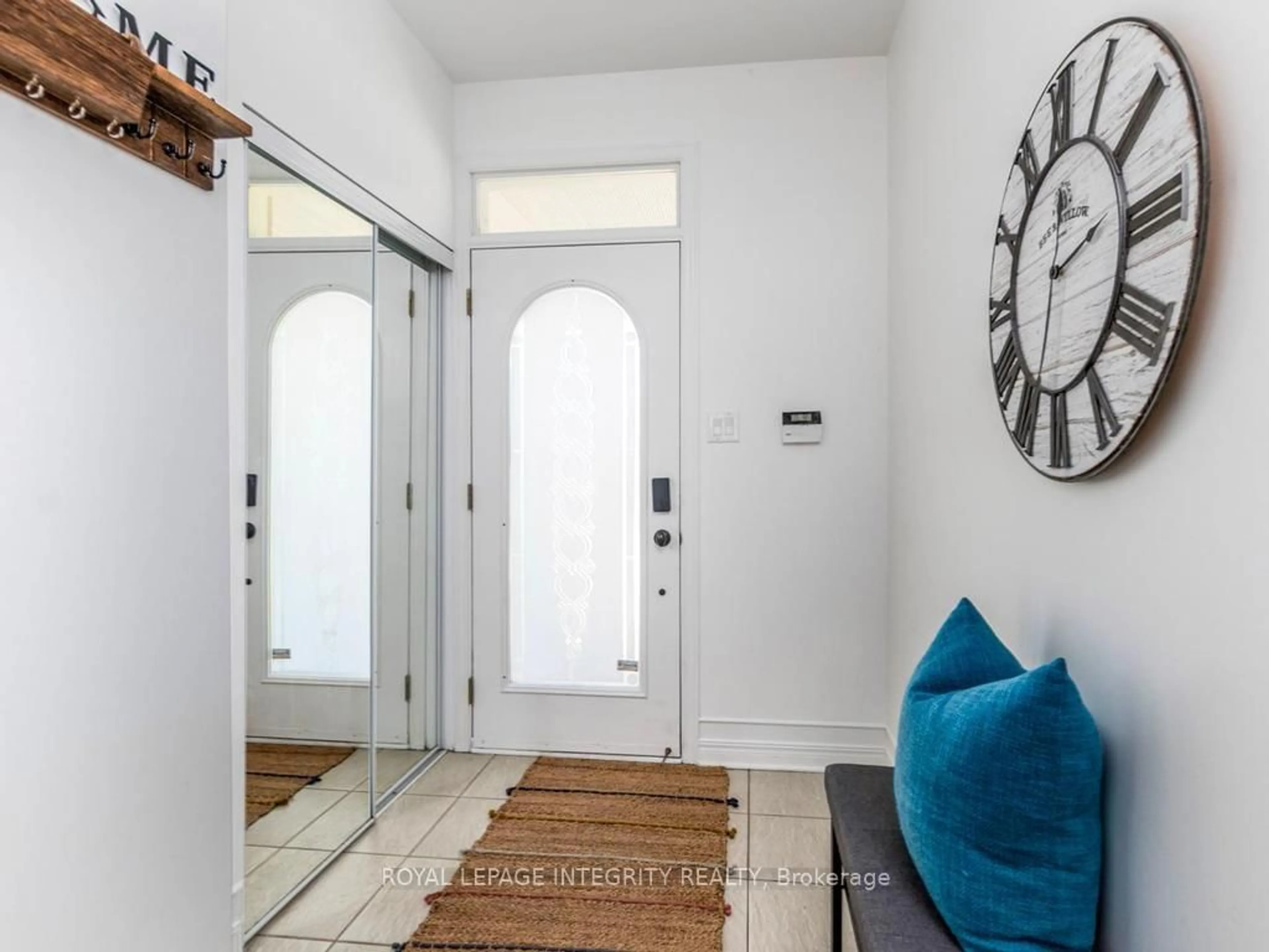 Indoor entryway for 176 Parkin Circ, Ottawa Ontario K1T 4G4