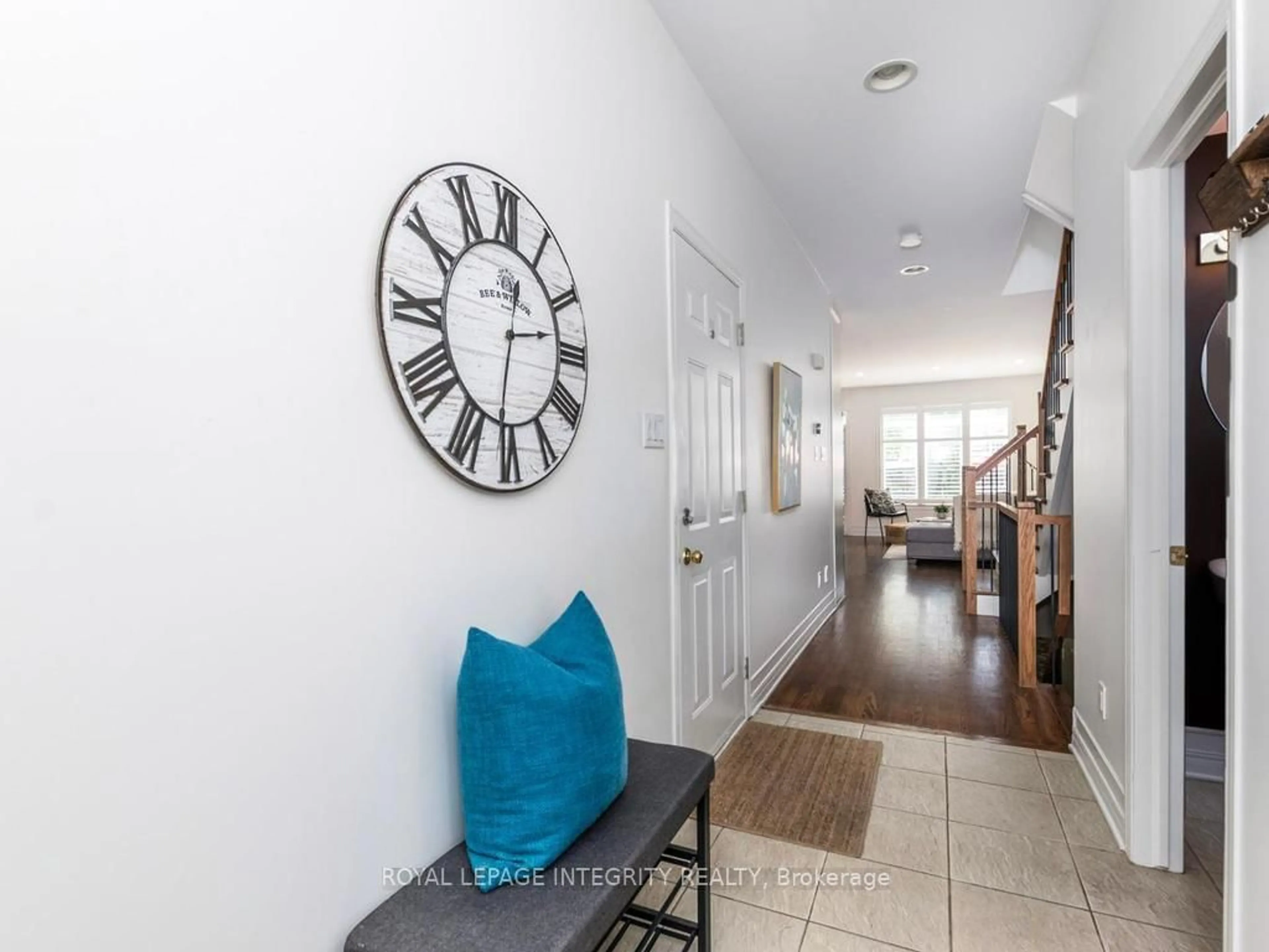 Indoor foyer for 176 Parkin Circ, Ottawa Ontario K1T 4G4