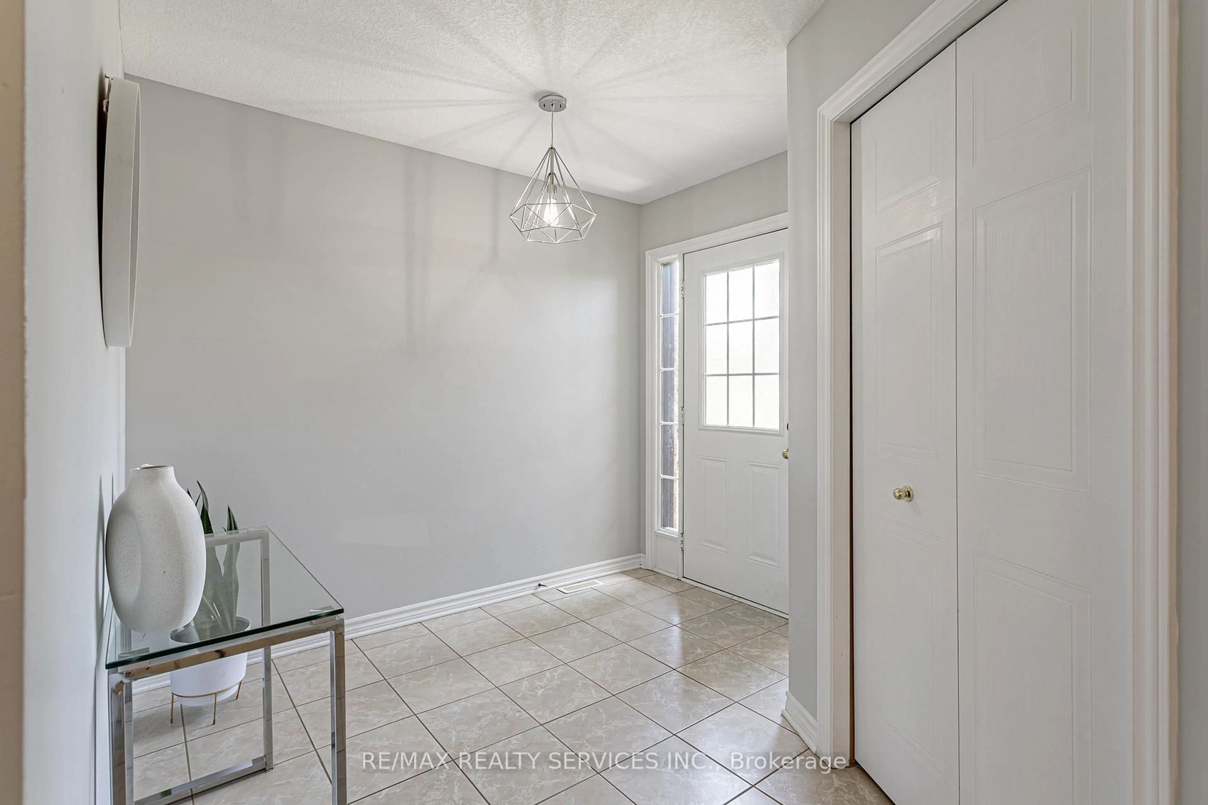 Indoor entryway for 829 Oakcrossing Rd, London North Ontario N6H 0A4
