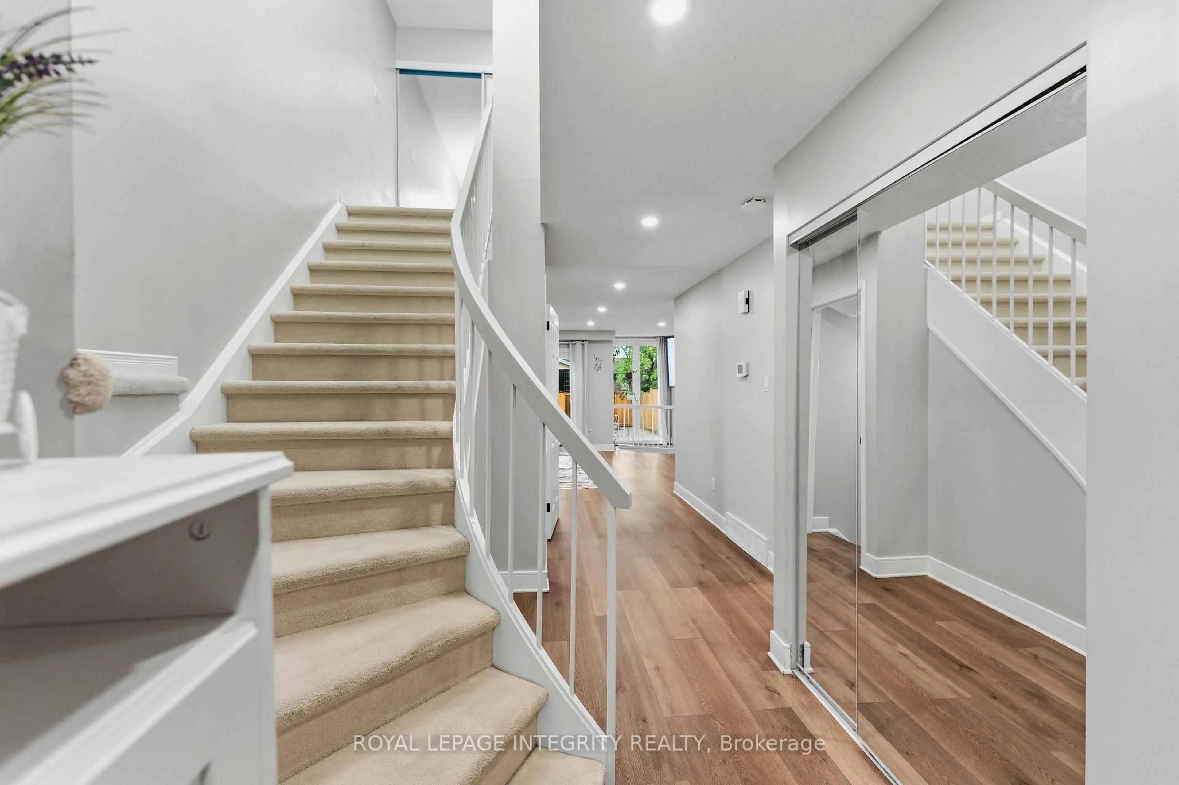 Indoor foyer for 89 BURLINGTON Cres, Ottawa Ontario K1T 3K5