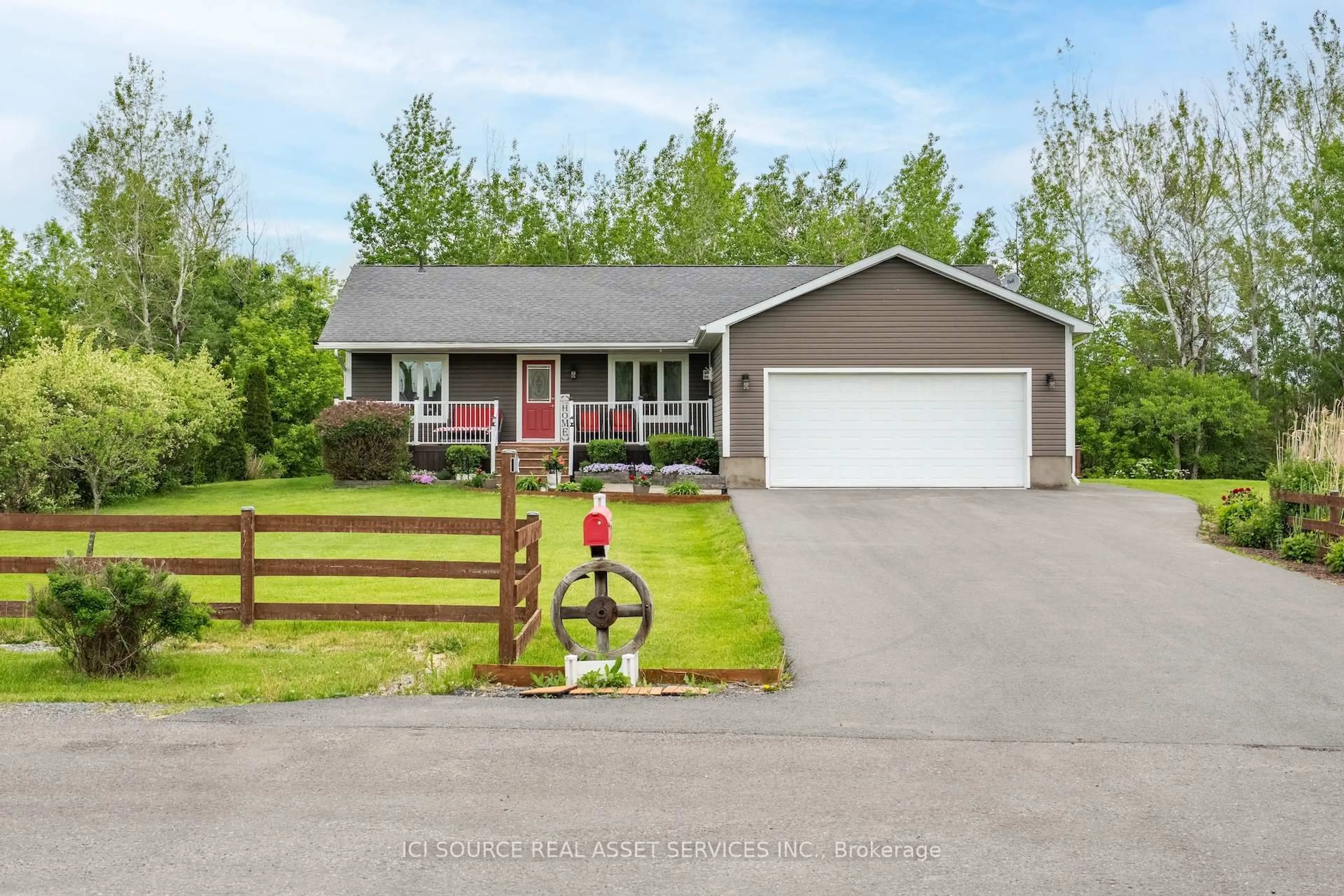 A pic from outside/outdoor area/front of a property/back of a property/a pic from drone, street for 19241 Richmond Crt, South Glengarry Ontario K0C 2E0