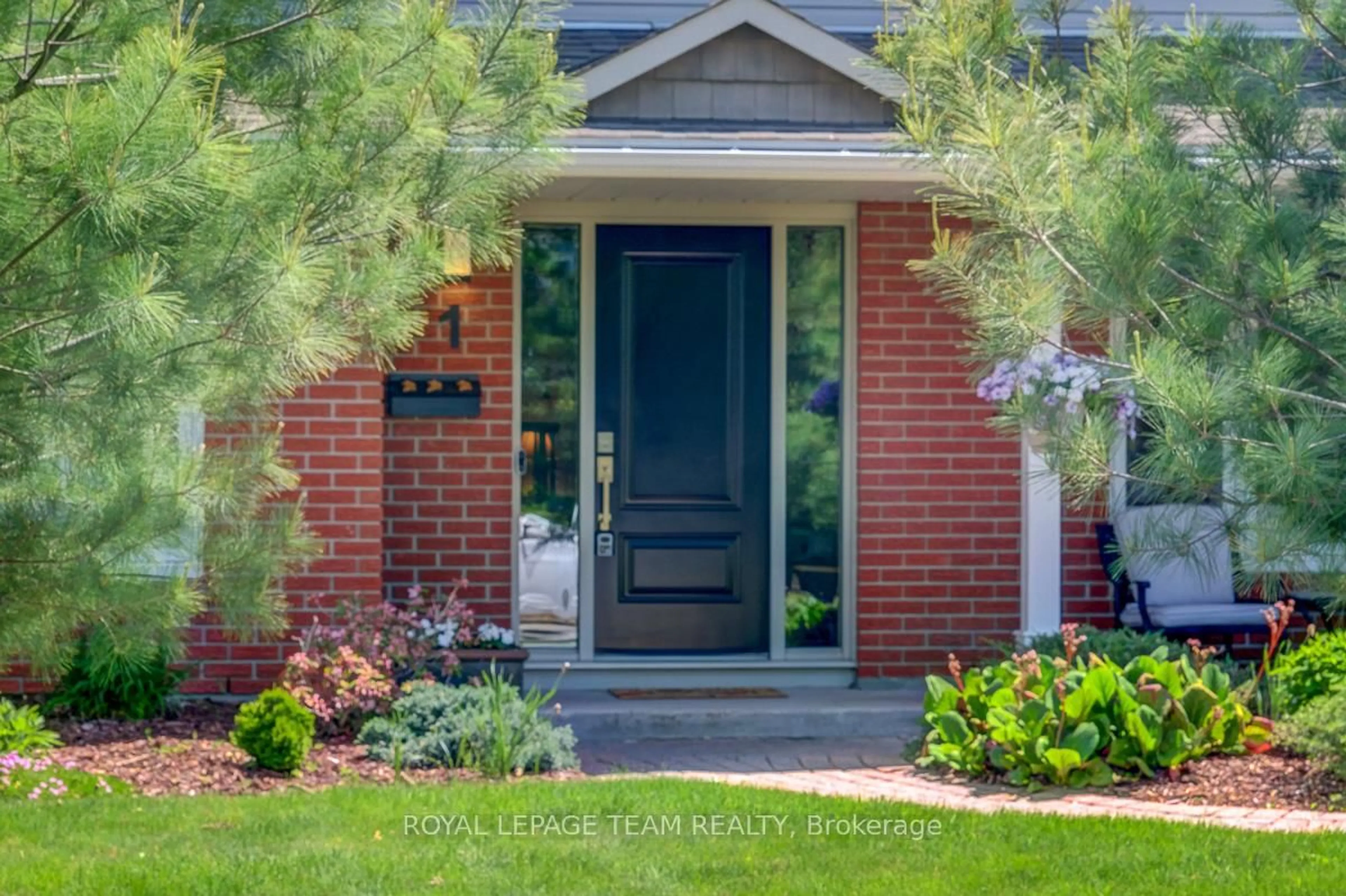Indoor entryway for 1 Emery Crt, Ottawa Ontario K2H 7W2